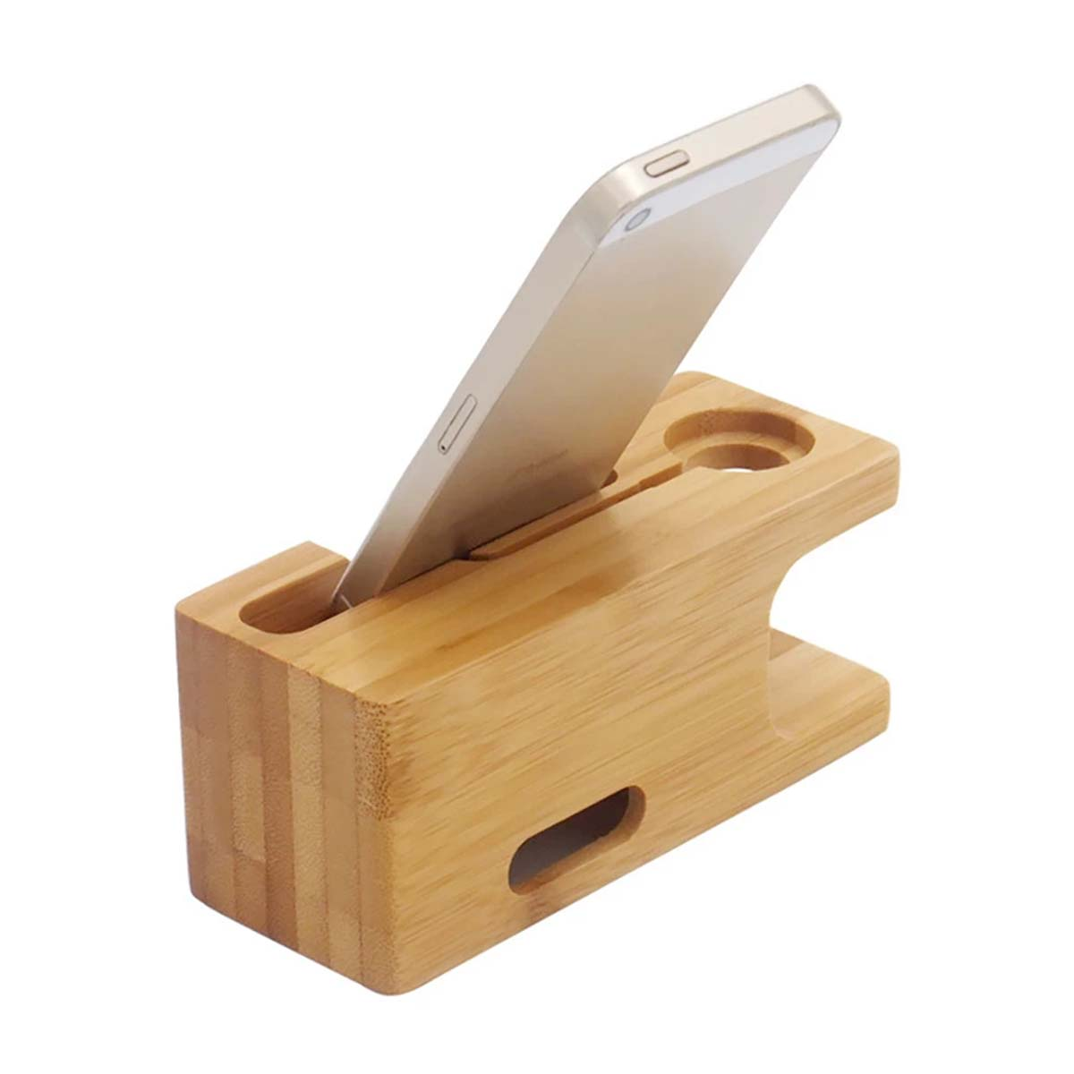 Un support de téléphone en bois tient un smartphone argenté. Le support est en bois clair avec une fente pour le téléphone et d'autres trous.