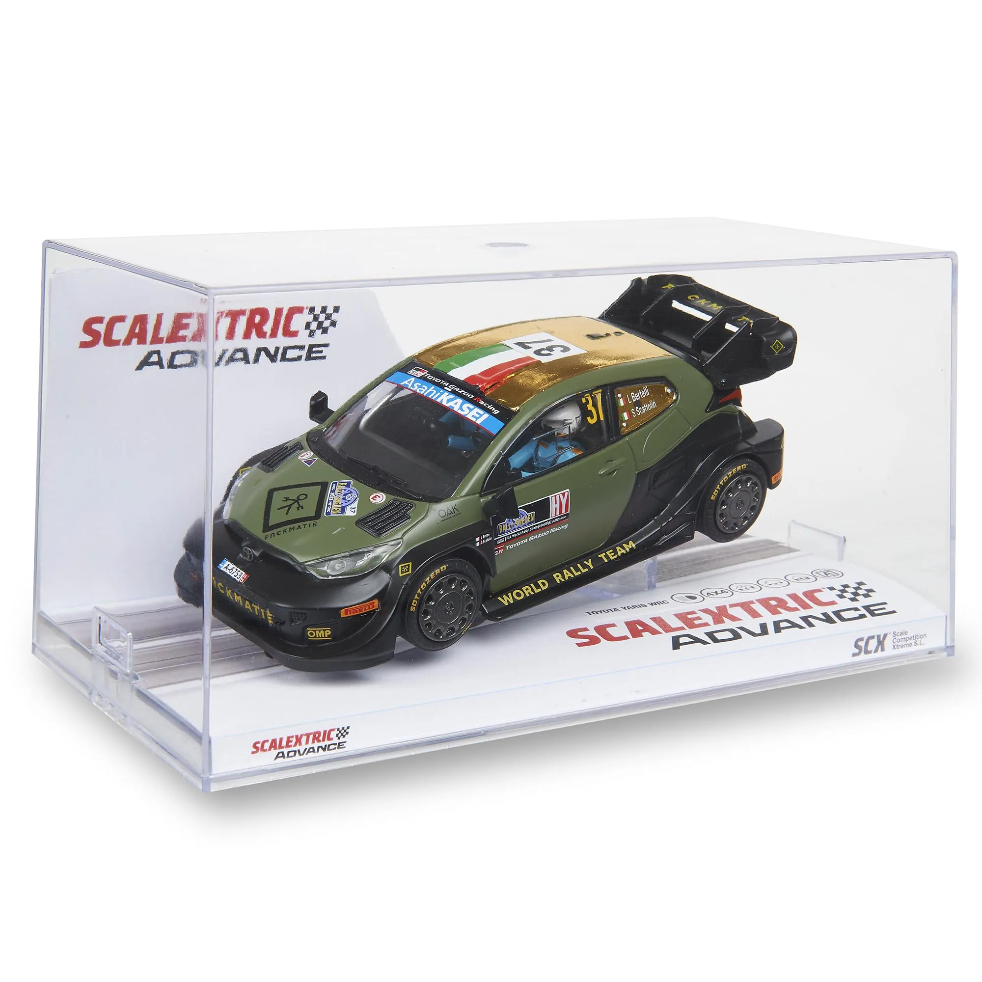 Un coche de juguete verde y dorado en una caja de plástico transparente. Tiene el número 37 y está etiquetado como 'World Rally Team'.