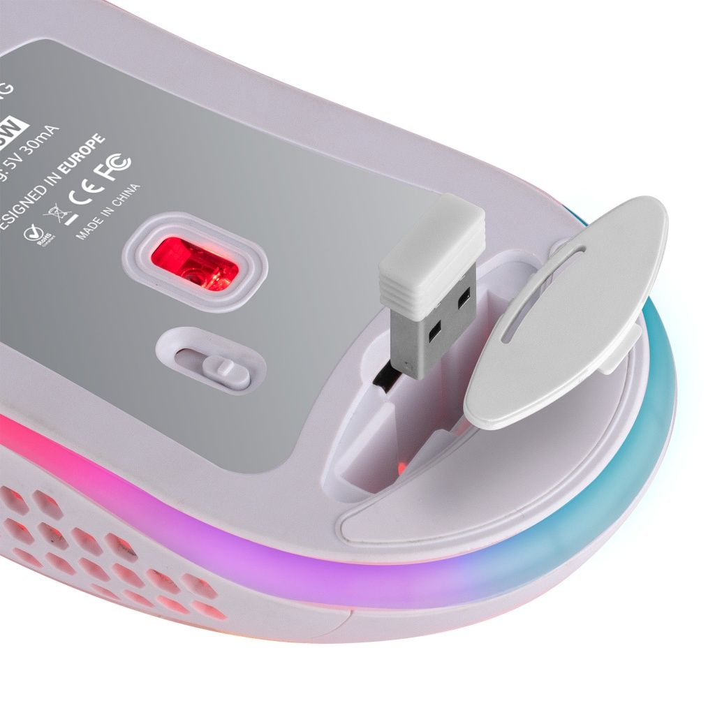 Biała mysz komputerowa z włożonym odbiornikiem USB. Ma czerwone światło i gniazdo na odbiornik. Mysz ma kolorowe światła.