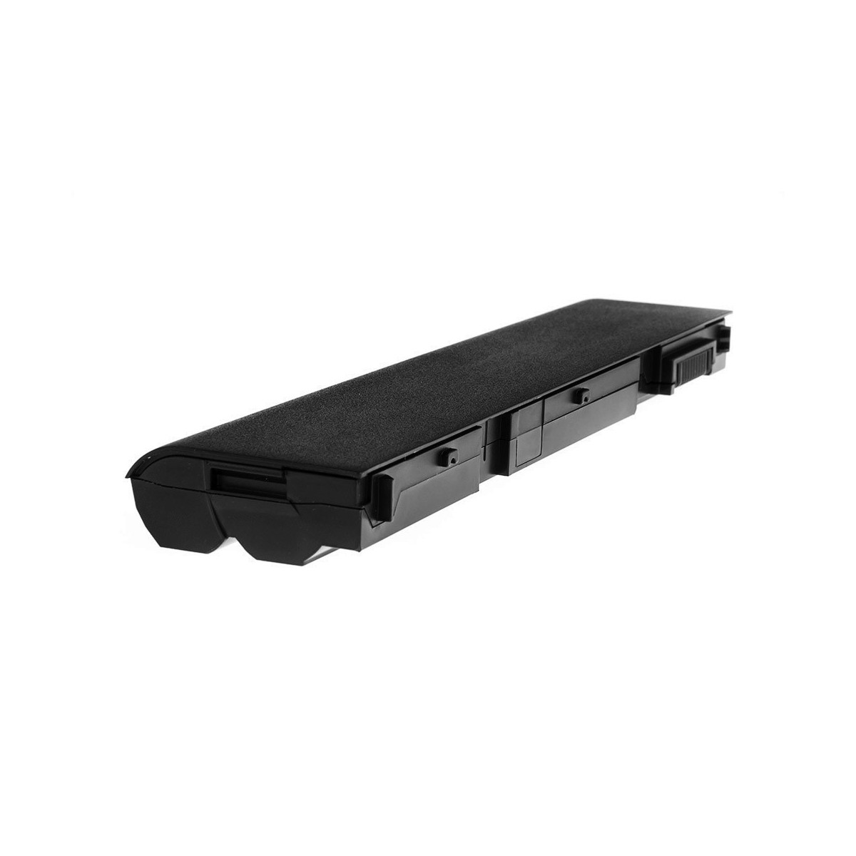 Una batteria nera per laptop isolata su sfondo bianco. Ha una superficie superiore strutturata e diverse sezioni rettangolari.