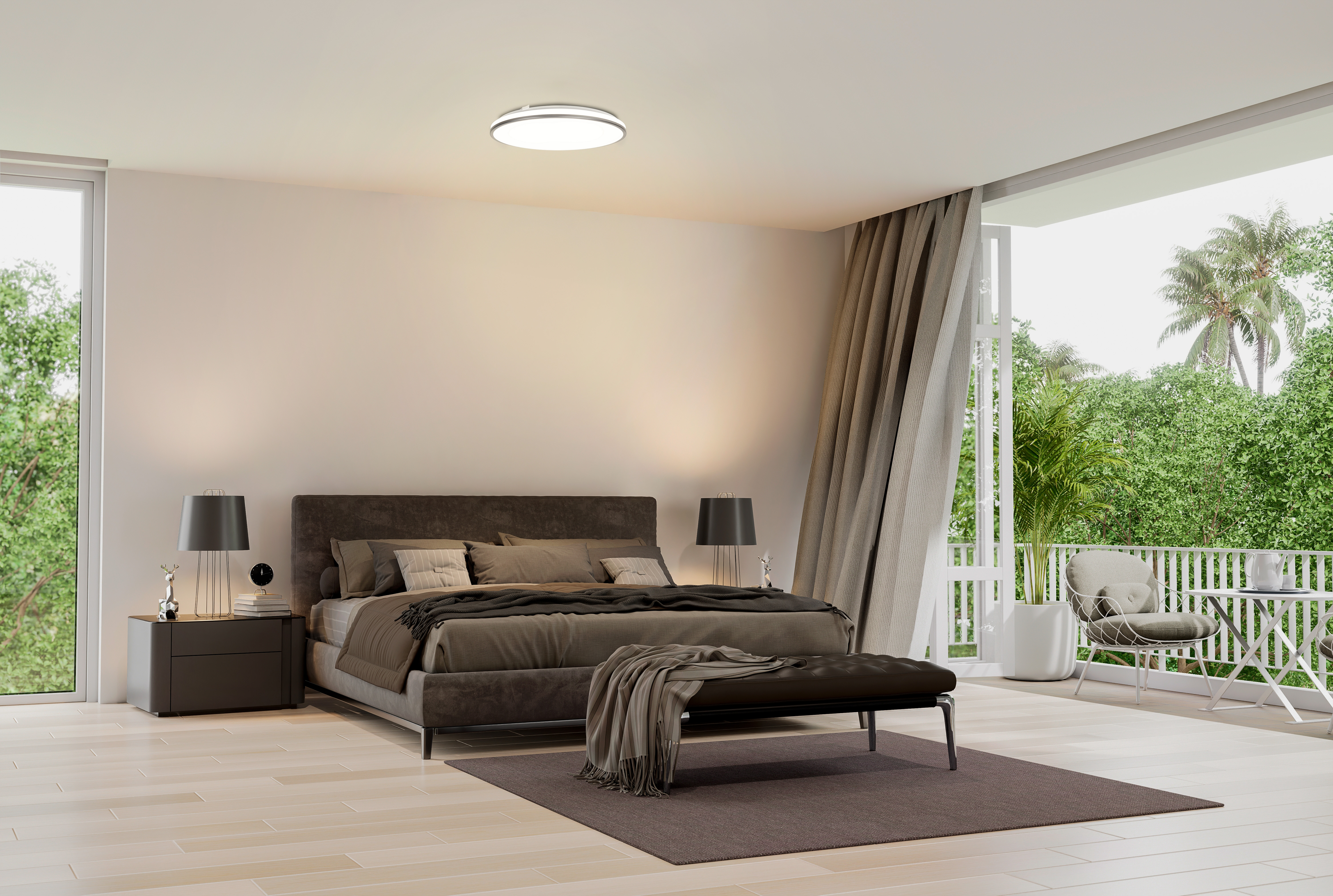 Schlafzimmer mit Bett, Nachttischen und Balkon mit Blick ins Grüne. Neutrale Farben dominieren den Innenraum.