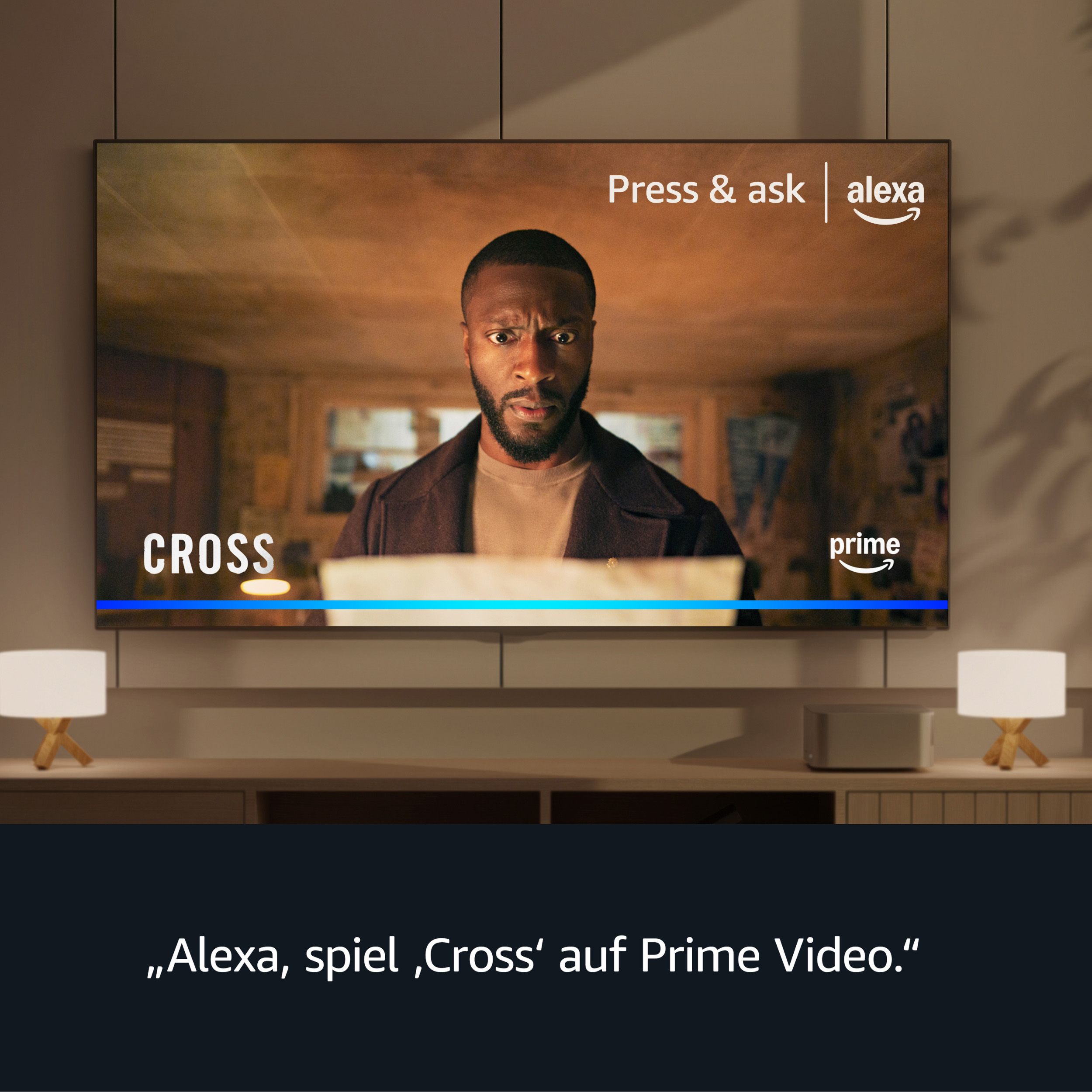Ein Mann auf dem Fernsehbildschirm, das Wort "CROSS" ist sichtbar. Das Alexa-Logo und "Press & ask" sind ebenfalls angezeigt.