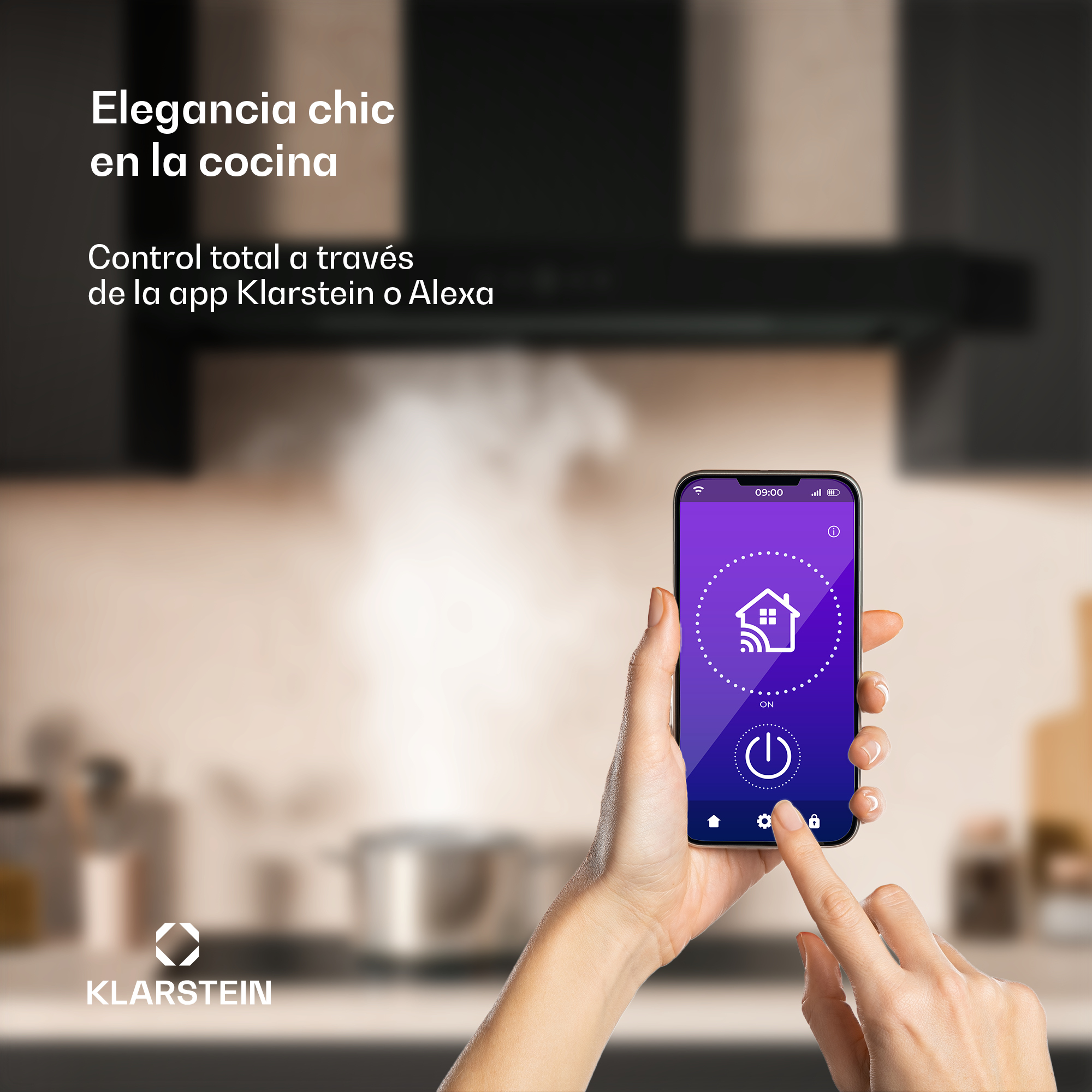 Una mano tiene un telefono che mostra un'app per la casa intelligente in una cucina, con un logo Klarstein.