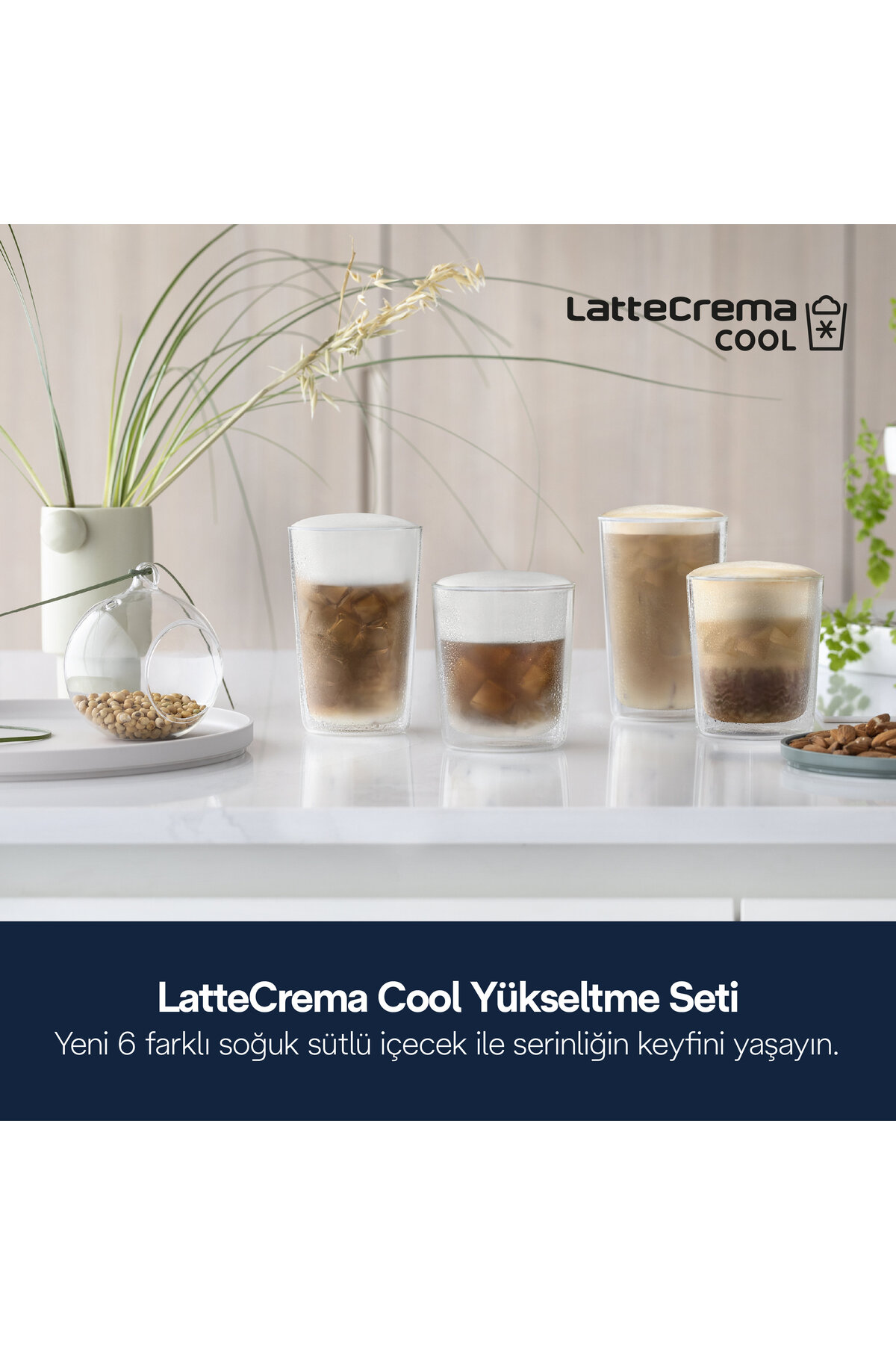 Cztery szklanki z zimnymi napojami kawowymi. Biała pianka na górze. Rośliny i orzechy na białej powierzchni. Logo LatteCrema Cool.