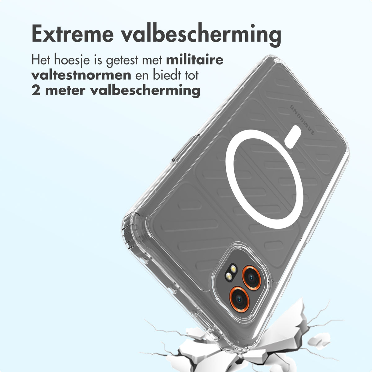 Une coque de téléphone transparente avec un anneau blanc et des détails de caméra orange tombe sur une surface brisée.
