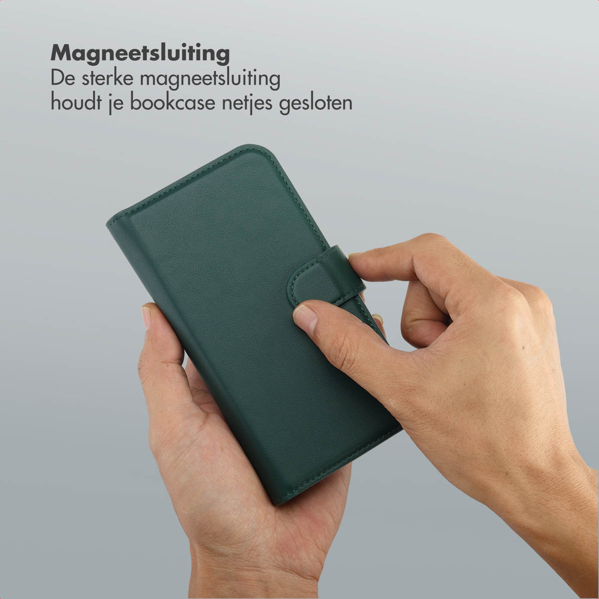 Handen houden een groene telefoonhoes met magneetsluiting vast. De hoes is gesloten.