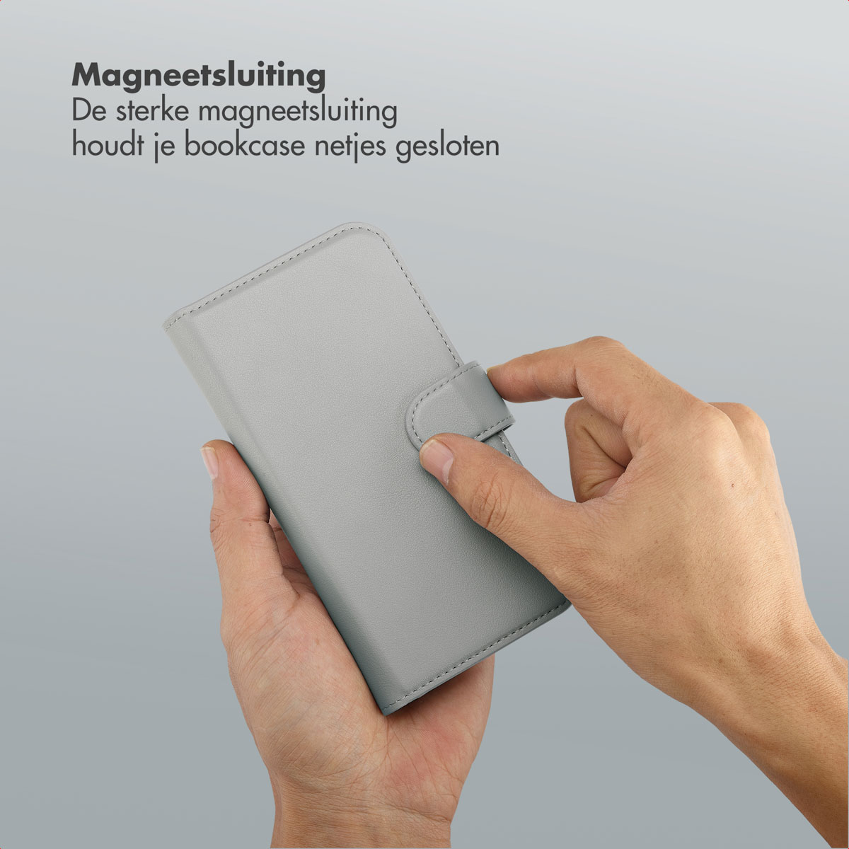 Une main tient un étui de téléphone gris avec une fermeture magnétique. La fermeture est en cours de fixation. Du texte est présent en arrière-plan.