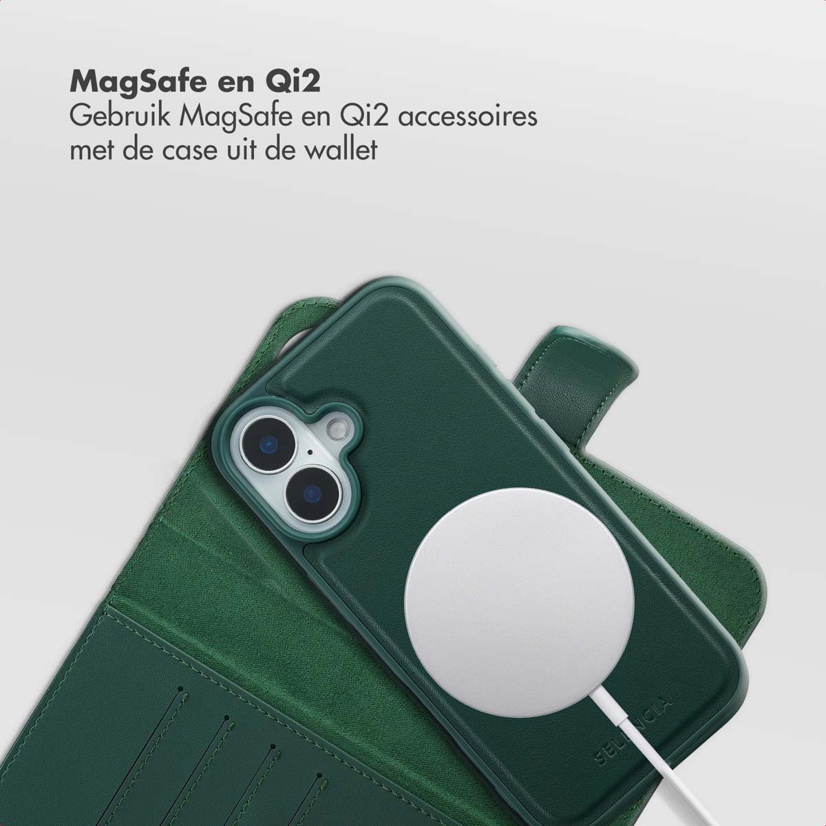 Een groene telefoonhoes met een witte oplader. De hoes is open en onthult de telefoon. Boven staat "MagSafe en Qi2".