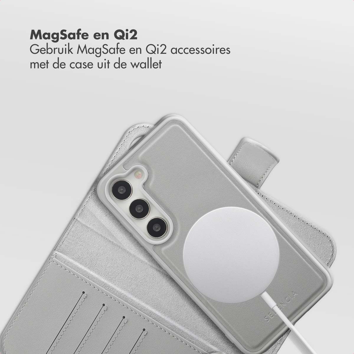 Un étui de téléphone gris avec un disque de chargement blanc est ouvert sur un portefeuille gris. Le téléphone a trois lentilles.