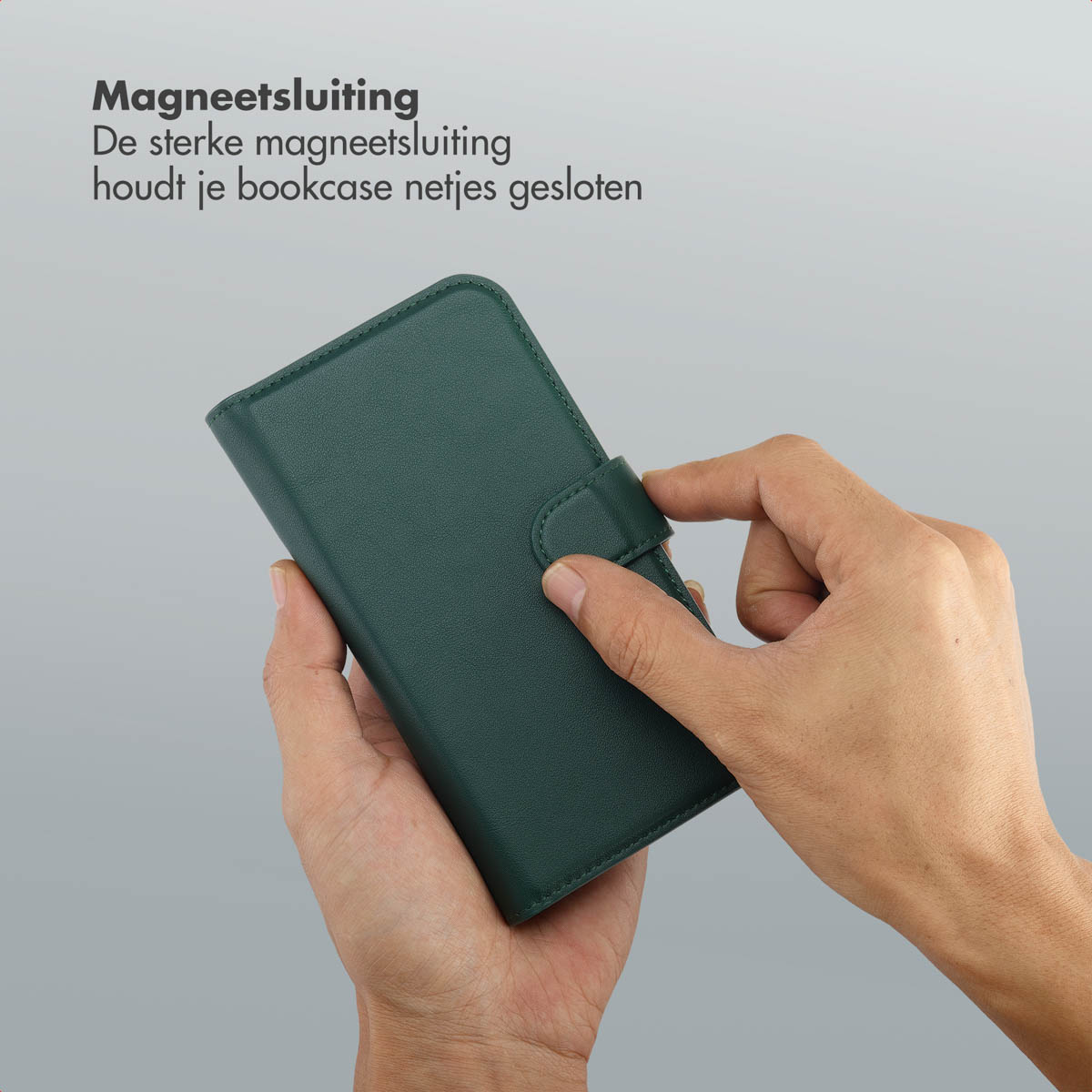 Een hand sluit een donkergroene telefoonhoes. De hoes heeft een magnetische sluiting. Tekst bovenaan: 'magnetische sluiting'.