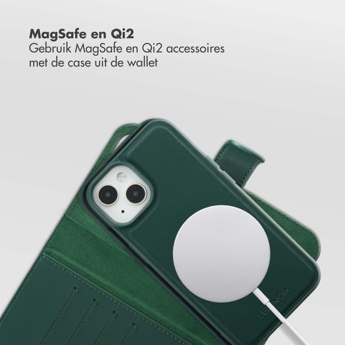 Een groene telefoonhoes met een iPhone, een wit oplaadpad en tekst bovenaan. De achtergrond is wit.