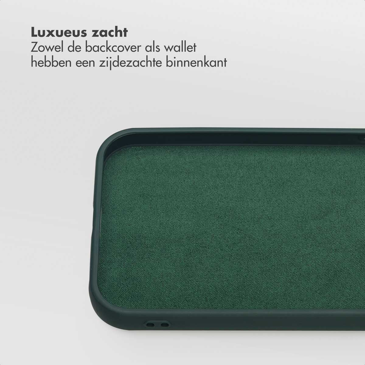 Close-up van een donkergroene telefoonhoes. De binnenkant is getextureerd, de buitenranden zijn glad. Witte achtergrond.