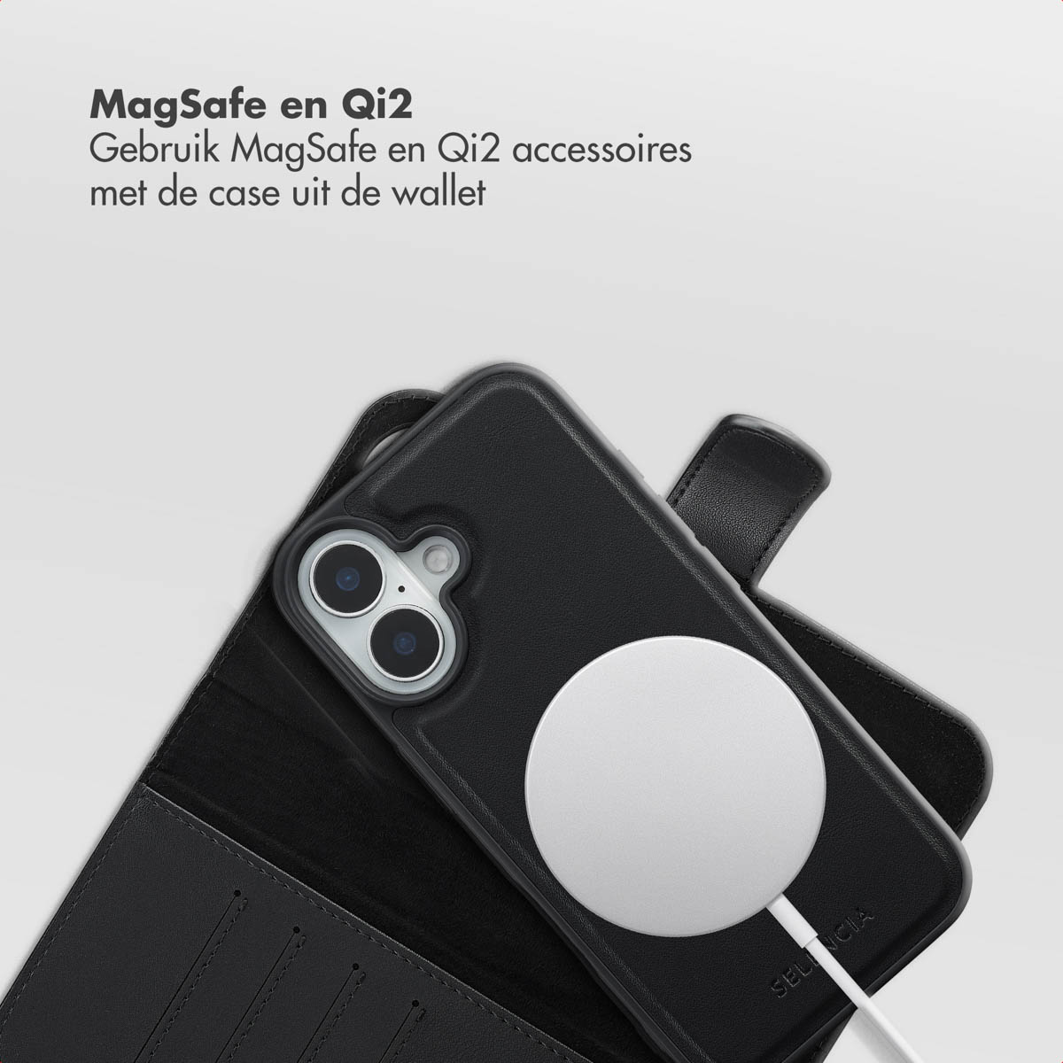 Coque de téléphone noire avec chargeur MagSafe blanc attaché. La coque est ouverte, révélant une section portefeuille. Texte du produit visible.