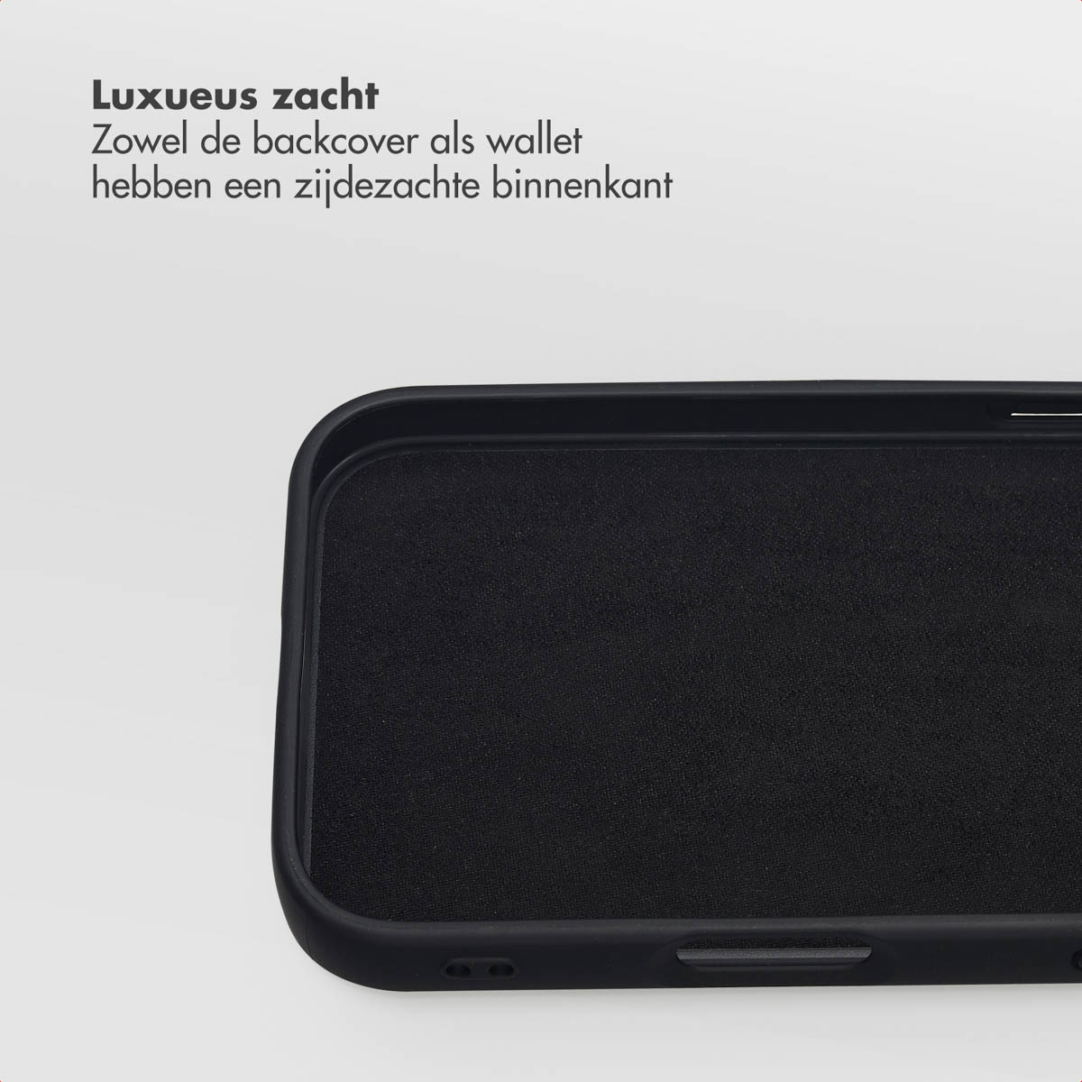 Gros plan de l'intérieur noir d'une coque de téléphone, montrant une surface texturée. La coque sur fond blanc.