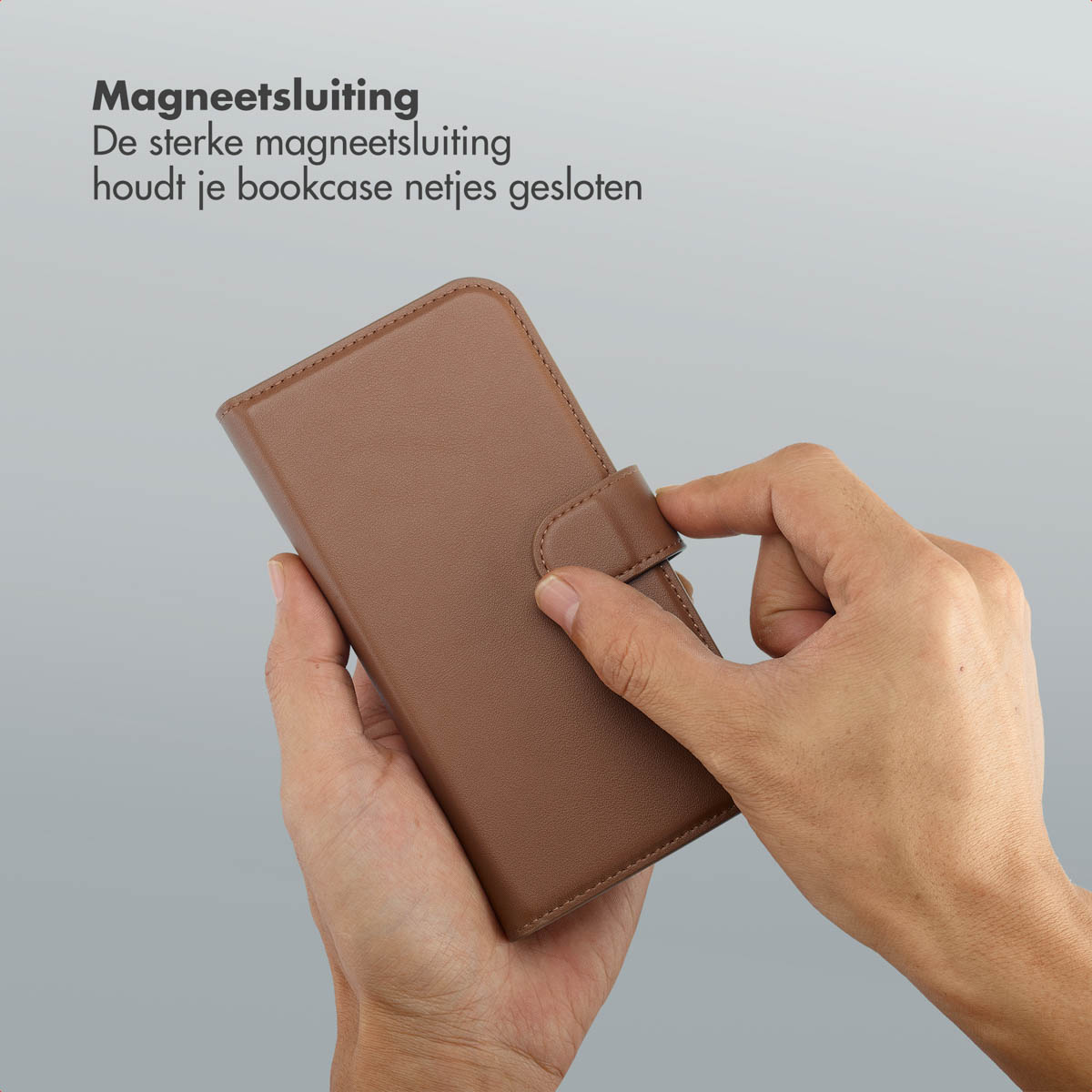 Handen houden een bruine telefoonhoes vast. De hoes wordt gesloten. Tekst bovenaan: 'magnetische sluiting'.