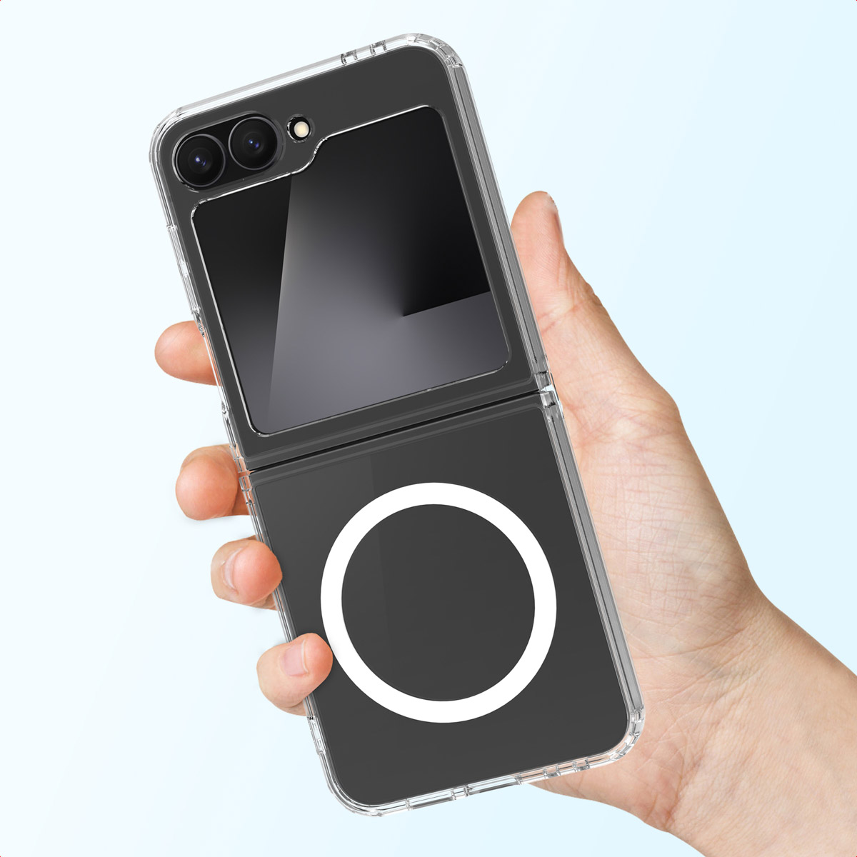 Una mano che tiene un telefono pieghevole nero con una custodia trasparente. Il telefono ha un cerchio bianco sul retro.