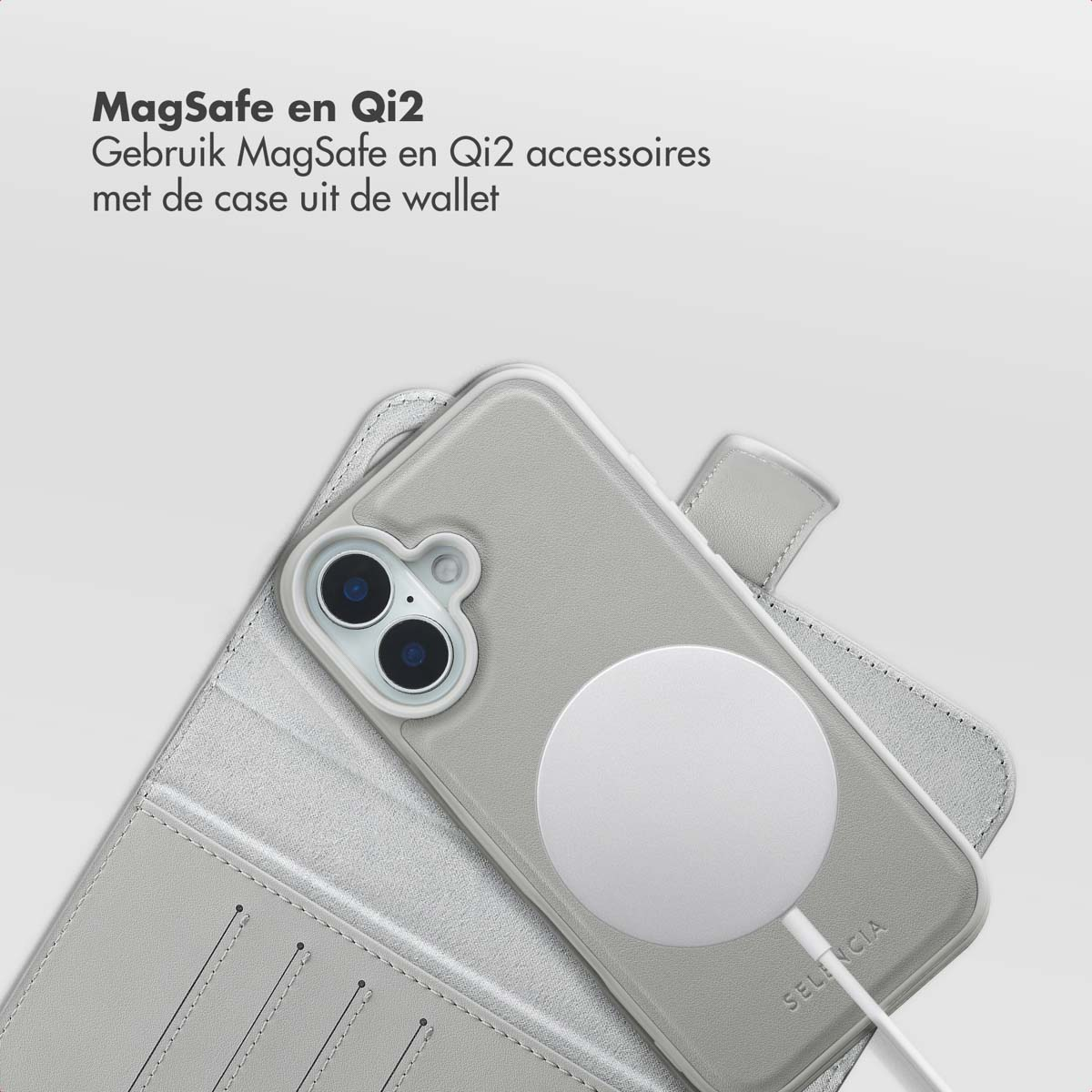 Een lichtgrijze telefoon in een portemonnee-hoesje met een witte MagSafe-oplader, tekst bovenaan. De hoes is open.