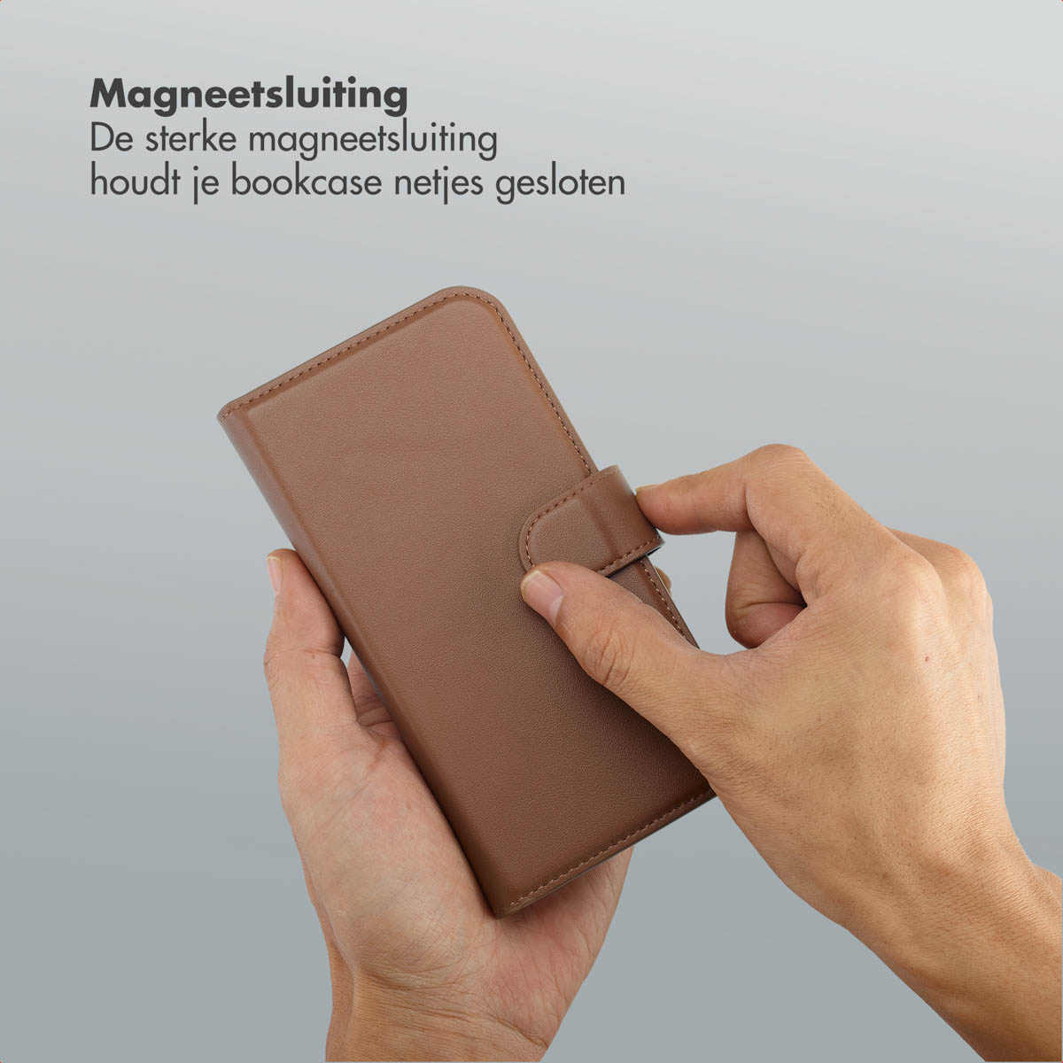 Mains tenant un étui de téléphone marron. Une main ouvre la fermeture magnétique. Texte en arrière-plan.