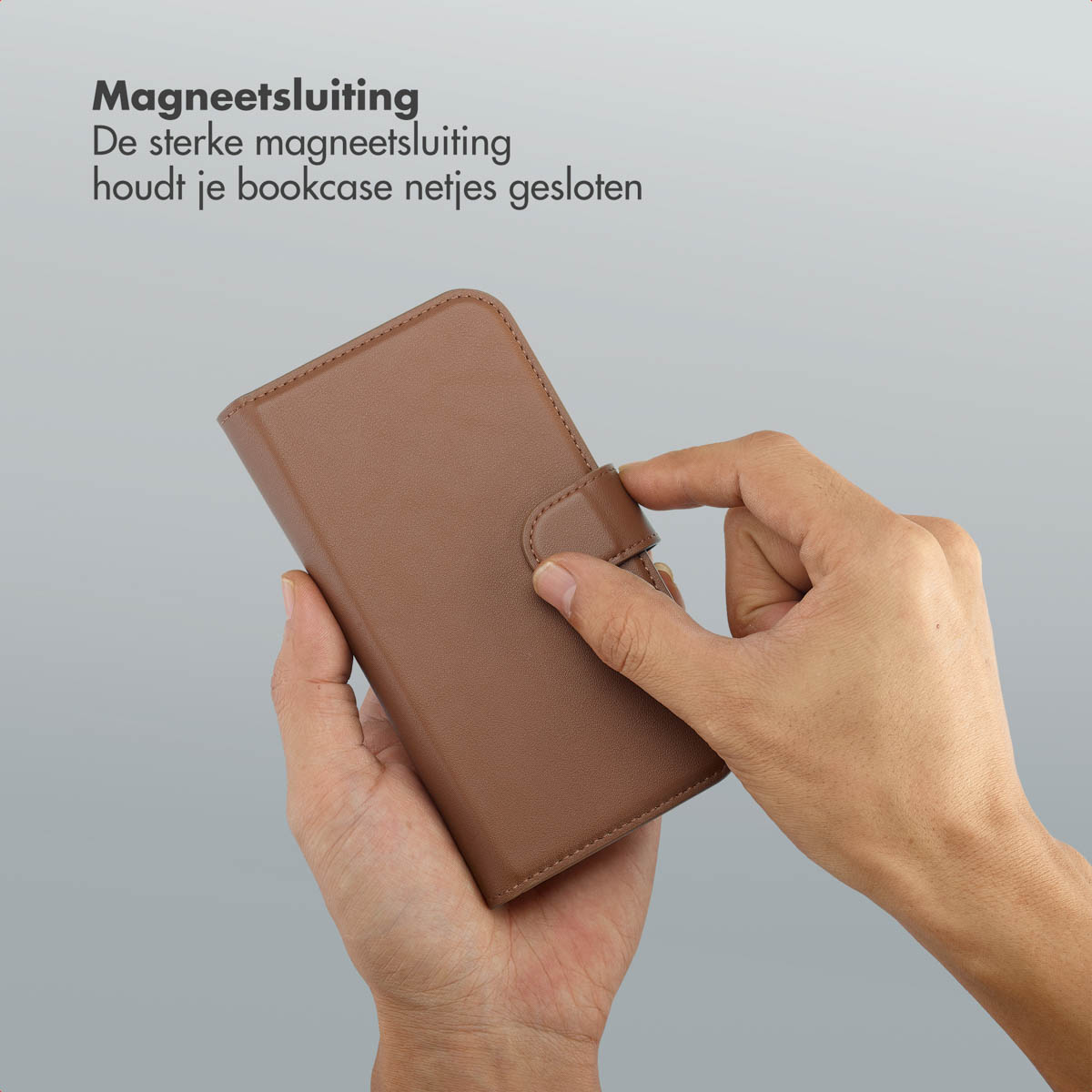 Une main ouvre un étui de téléphone en cuir marron. Texte : « Fermeture magnétique » en néerlandais.