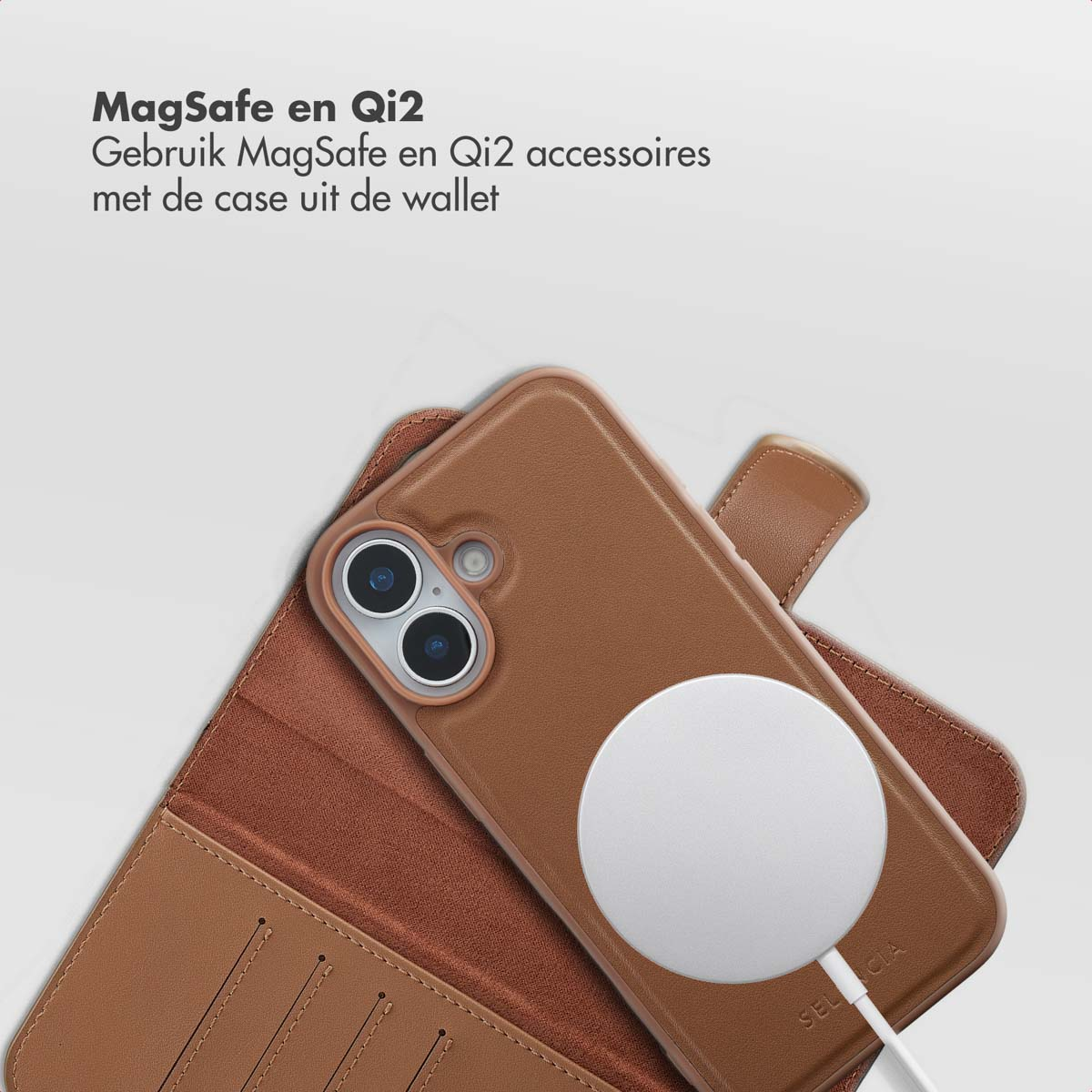 Un étui de téléphone marron avec un chargeur circulaire blanc. Un étui portefeuille avec des fentes pour cartes est ouvert. Texte : MagSafe en Qi2.