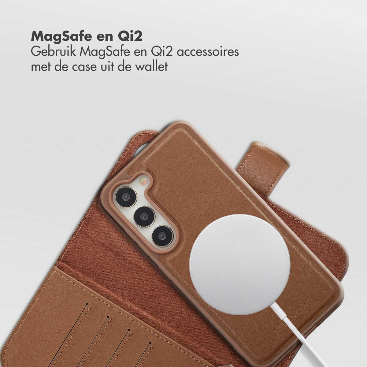 Un étui de téléphone marron avec un chargeur MagSafe blanc. L'étui est ouvert, révélant le téléphone et la section portefeuille.