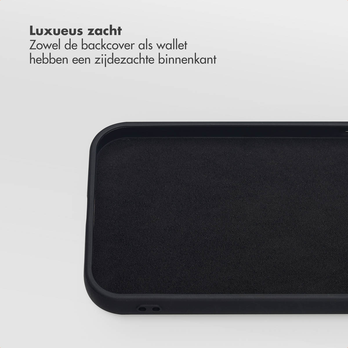 Close-up van een zwarte telefoonhoes. De hoes heeft een zacht, getextureerd interieur en een gladde, afgeronde buitenkant. De achtergrond is wit.