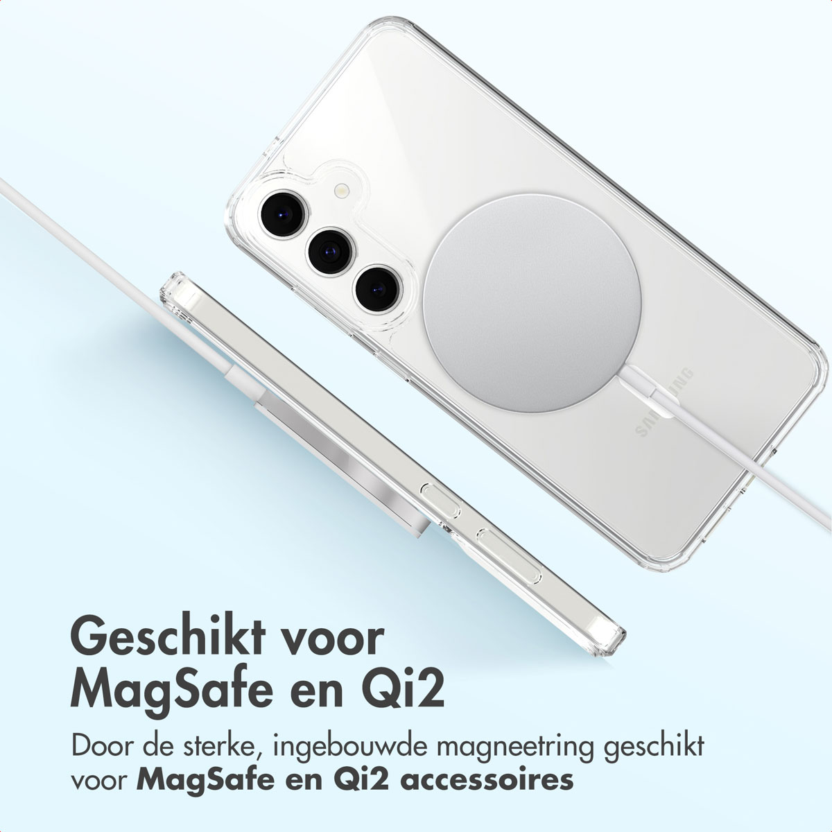 Een transparante telefoonhoes met een witte oplader. Tekst zegt 'Geschikt voor MagSafe en Qi2'. Achtergrond lichtblauw.