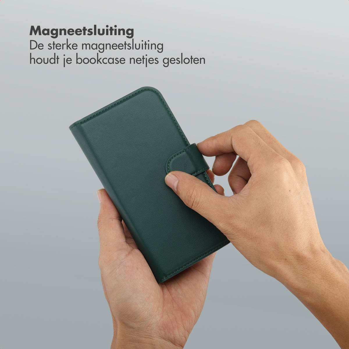 Une main tient un étui de téléphone vert. L'étui est fermé avec une fermeture magnétique. Le texte indique: 'Fermeture magnétique'.