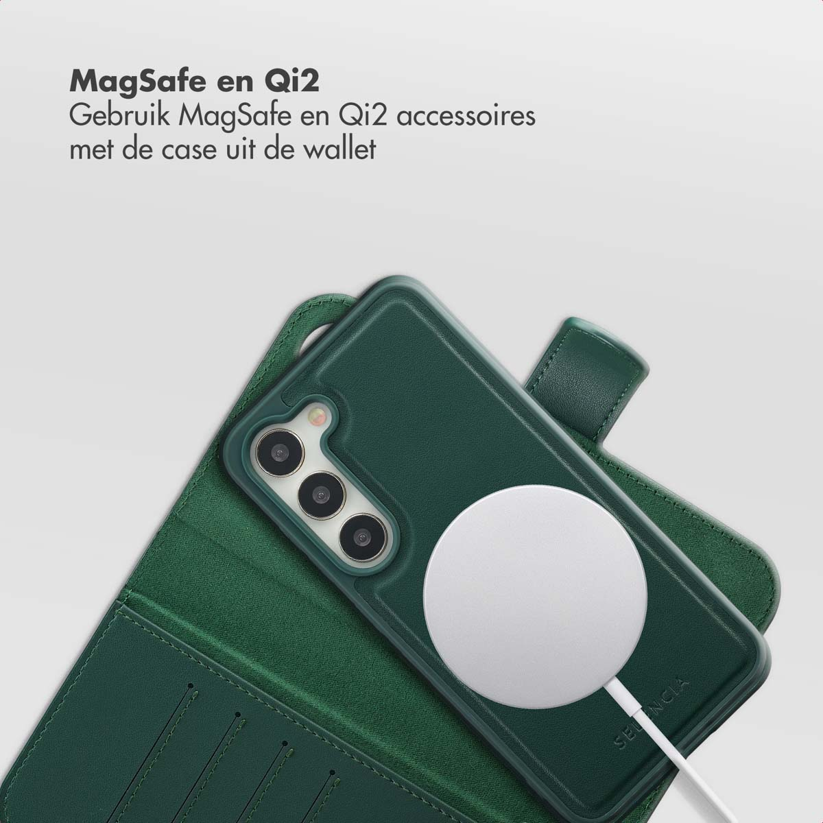 Un étui de téléphone vert avec des accessoires MagSafe et Qi2, avec un socle de chargement blanc. L'étui est ouvert, avec un design portefeuille.