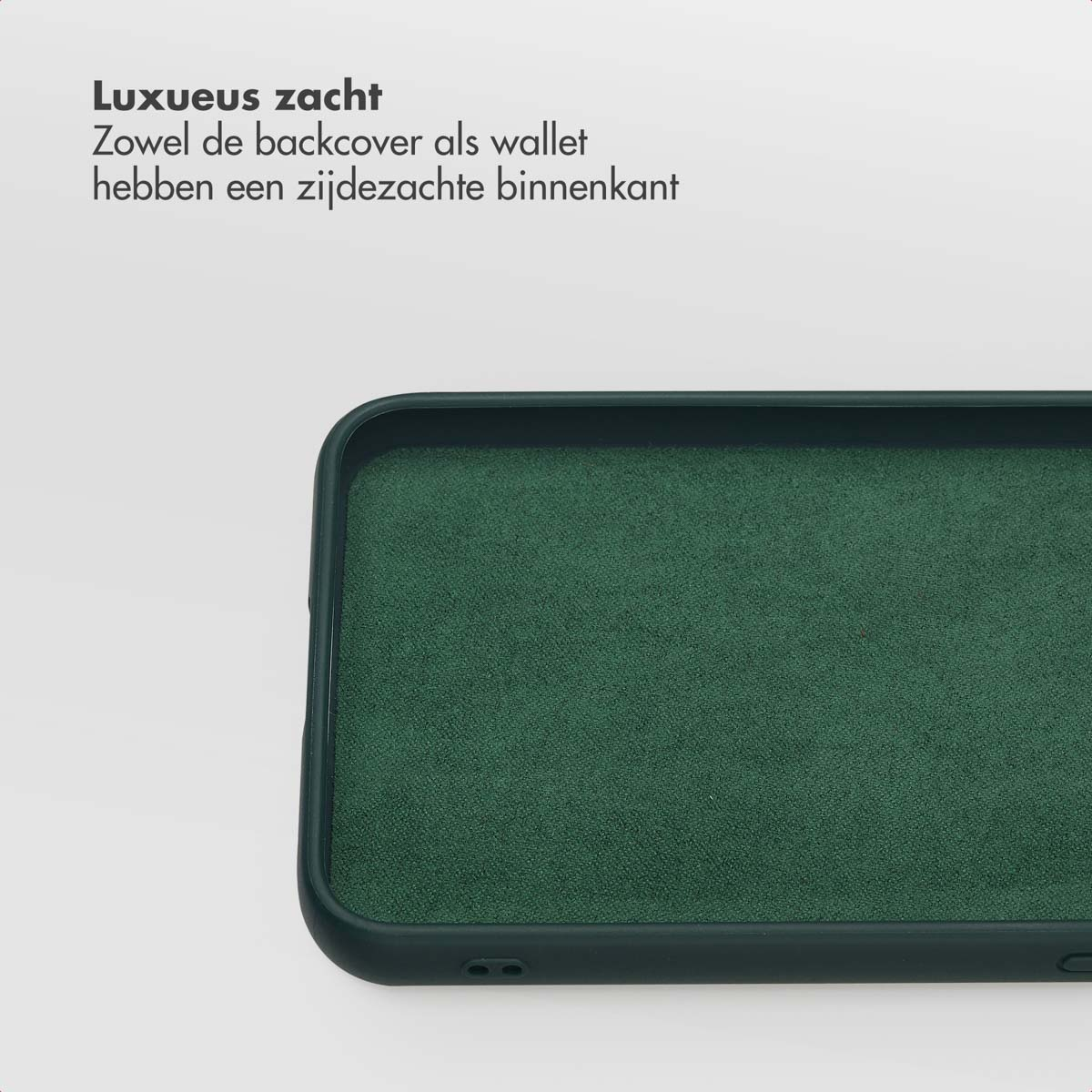Gros plan sur une coque de téléphone vert foncé avec un intérieur doux et velouté. La coque est sur fond blanc.