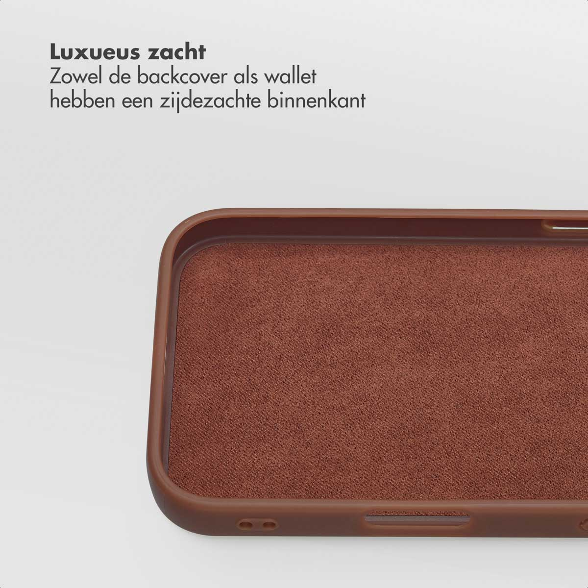 Close-up van een bruine telefoonhoes met een zacht interieur. De hoes heeft een bruin frame en een getextureerde, bruine stof aan de binnenkant.