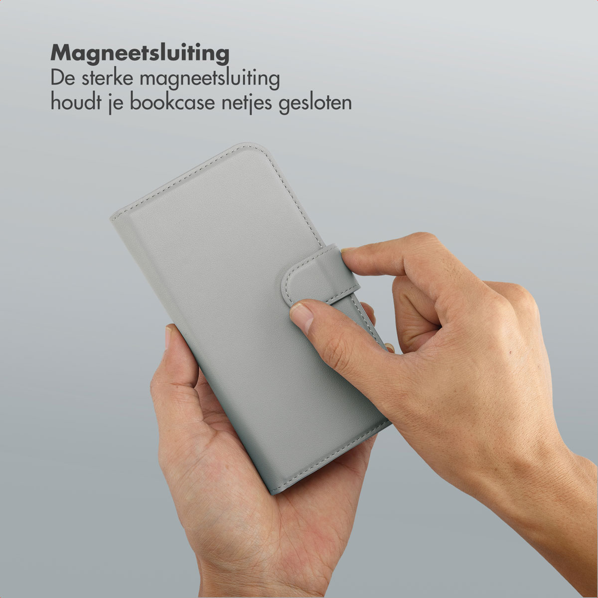 Une main tient un étui de téléphone gris, fermant le fermoir magnétique. Texte en haut à gauche.