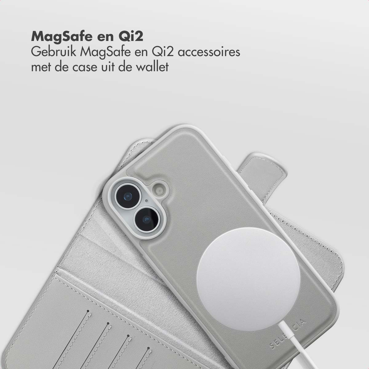 Un téléphone dans un étui portefeuille gris avec un chargeur blanc. Texte en haut : 'MagSafe en Qi2'.