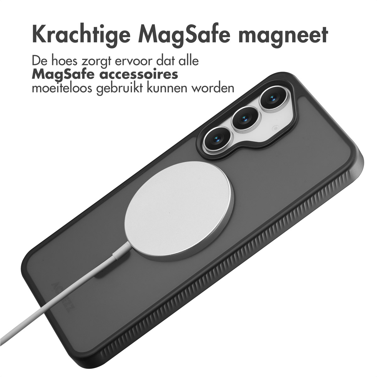 Een telefoon met hoesje en een MagSafe-oplader. De oplader is wit en de telefoon zwart. Tekst bovenaan: MagSafe magneet.