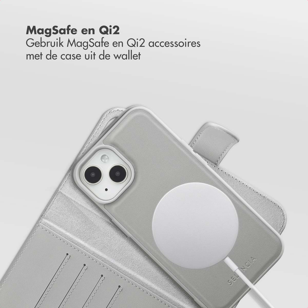 Een telefoon in een grijze hoes met een draadloze oplader. De oplader is wit en is verbonden met de telefoon.