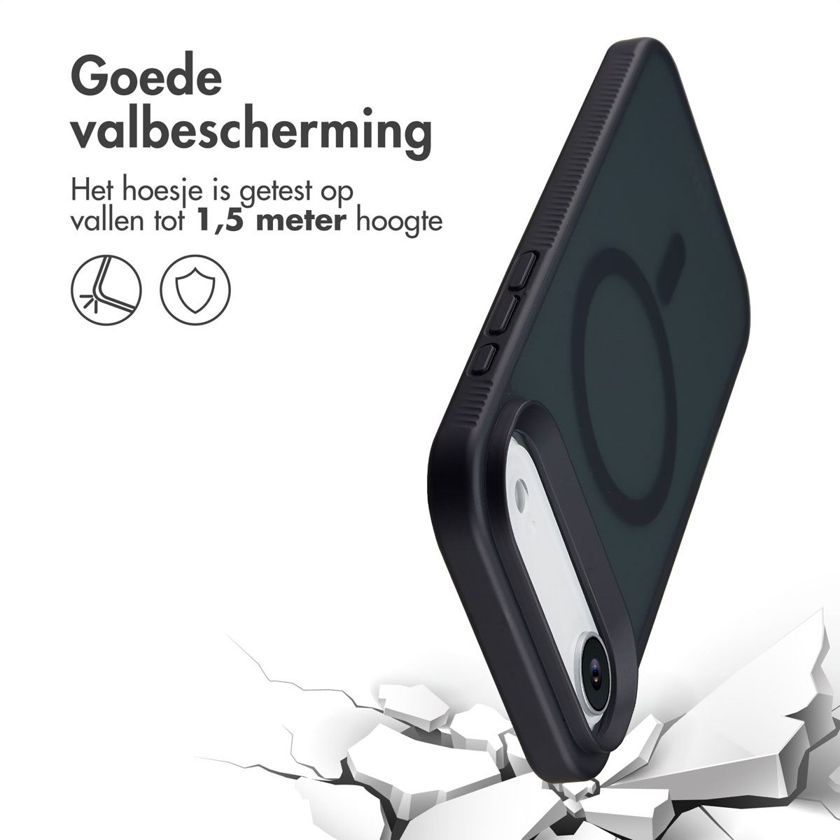 Een zwarte telefoonhoesje met MagSafe-ring valt. De hoes is onder een hoek, de onderkant raakt een gebarsten oppervlak.