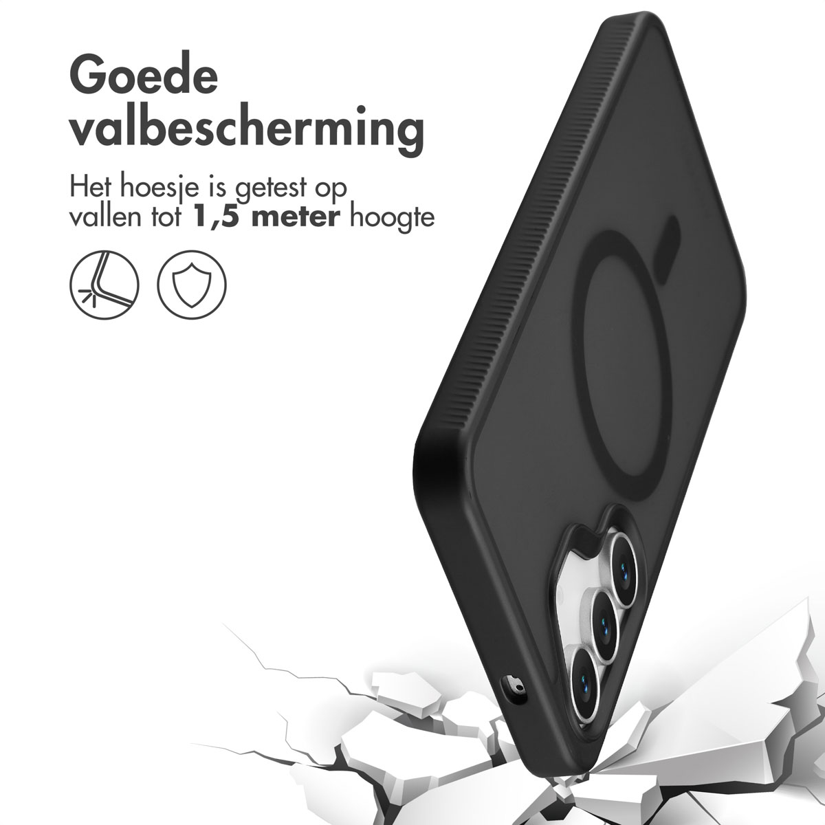 Een zwarte telefoonhoes wordt getoond, iets gekanteld. De tekst zegt dat het beschermt tegen vallen tot 1,5 meter. De hoes valt op een gebarsten oppervlak.