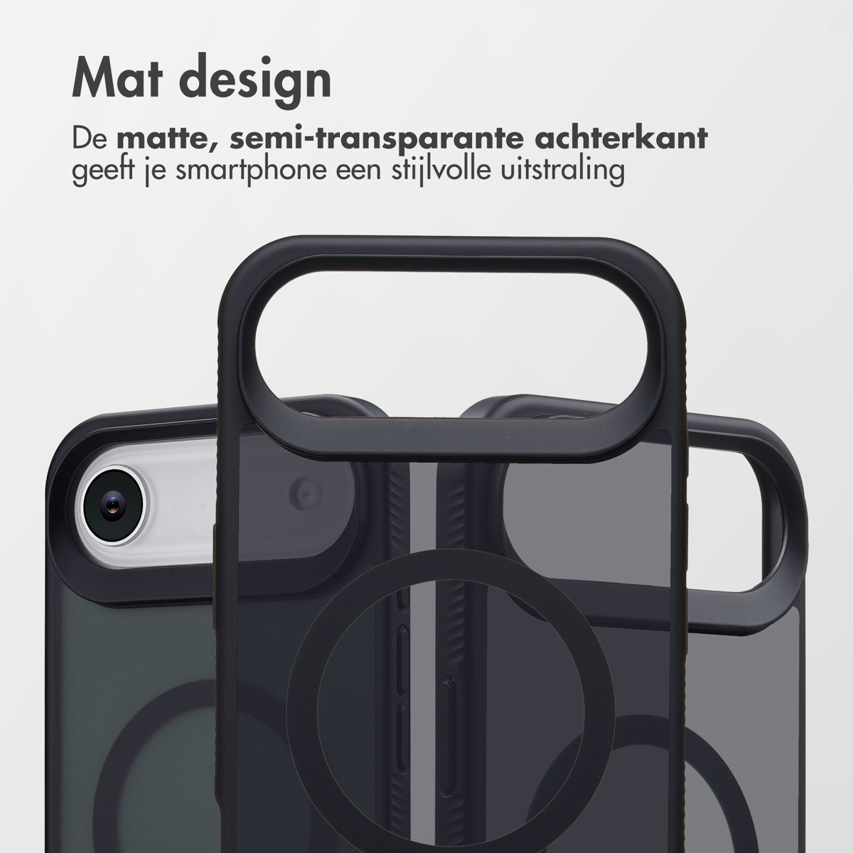 Er worden drie zwarte telefoonhoesjes getoond. De hoesjes hebben een matte, semi-transparante achterkant. De achtergrond is wit.
