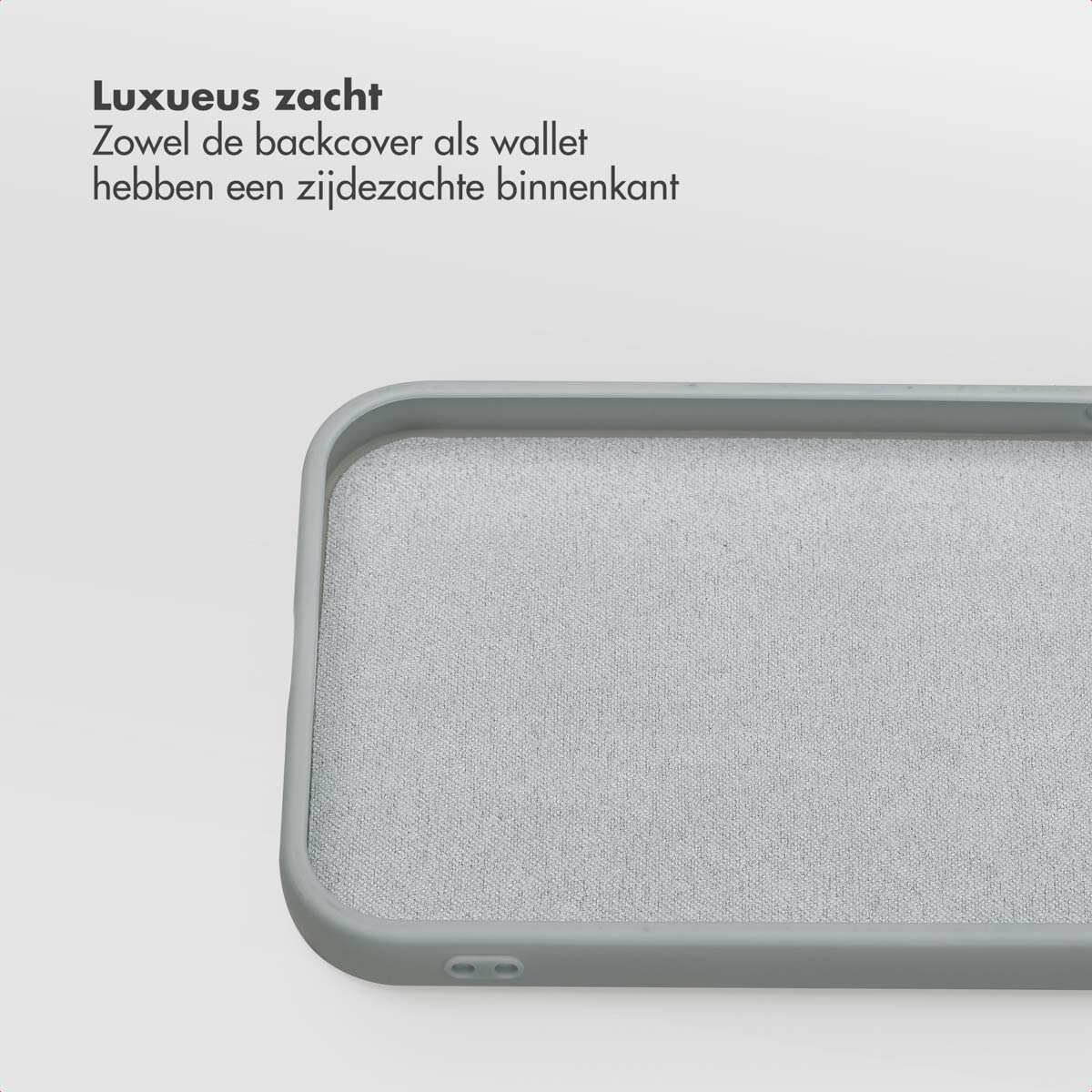 Een close-up van een grijze telefoonhoes. De hoes heeft een zachte, stoffen binnenkant. De achtergrond is wit.