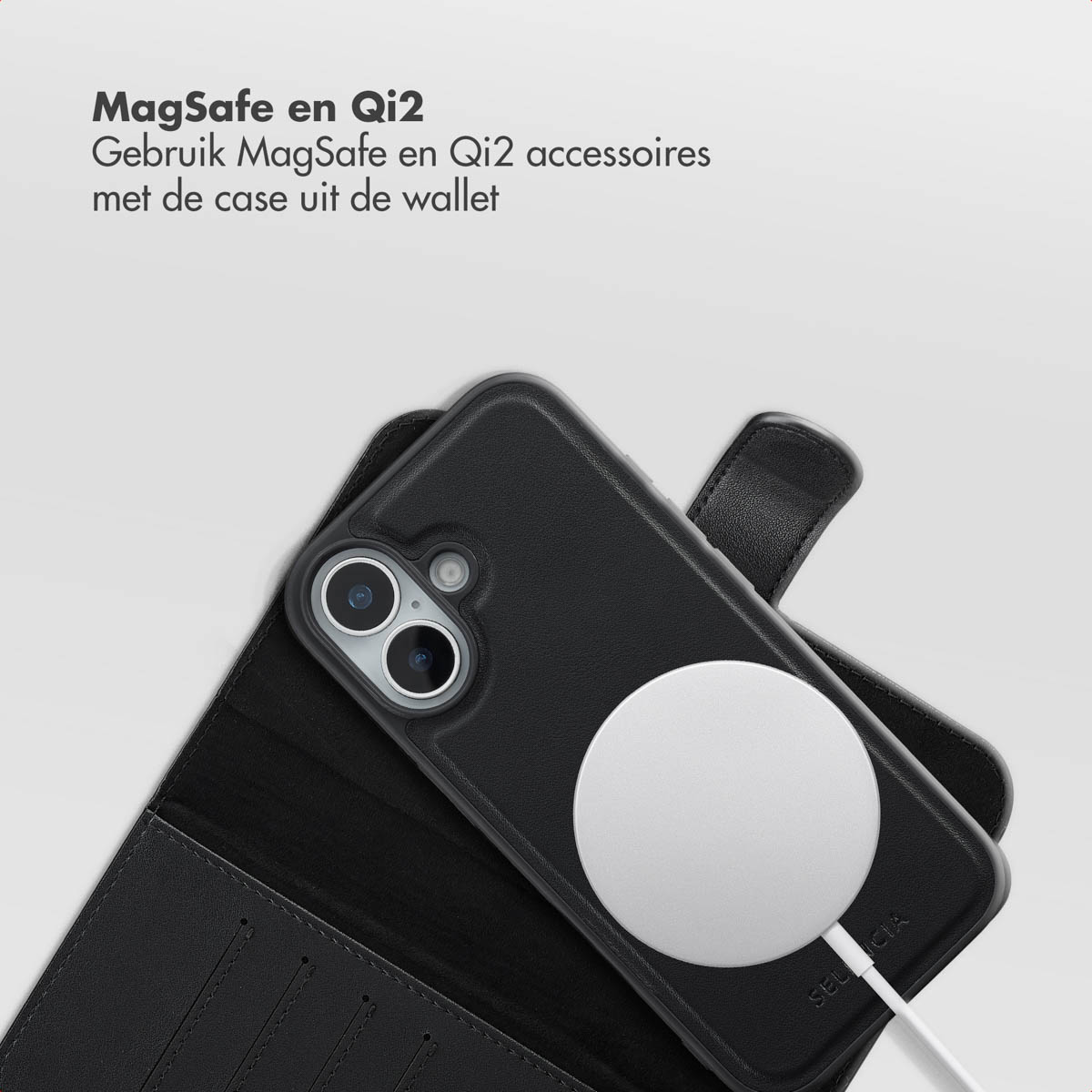 Zwarte telefoonhoes met MagSafe-oplader bevestigd. De hoes zit in een portemonnee. Tekst zegt: MagSafe en Qi2 accessoires.