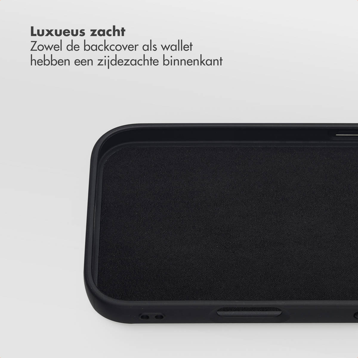 Close-up van een zwarte telefoonhoes met een zacht, gestructureerd interieur. De hoes ligt op een wit oppervlak.