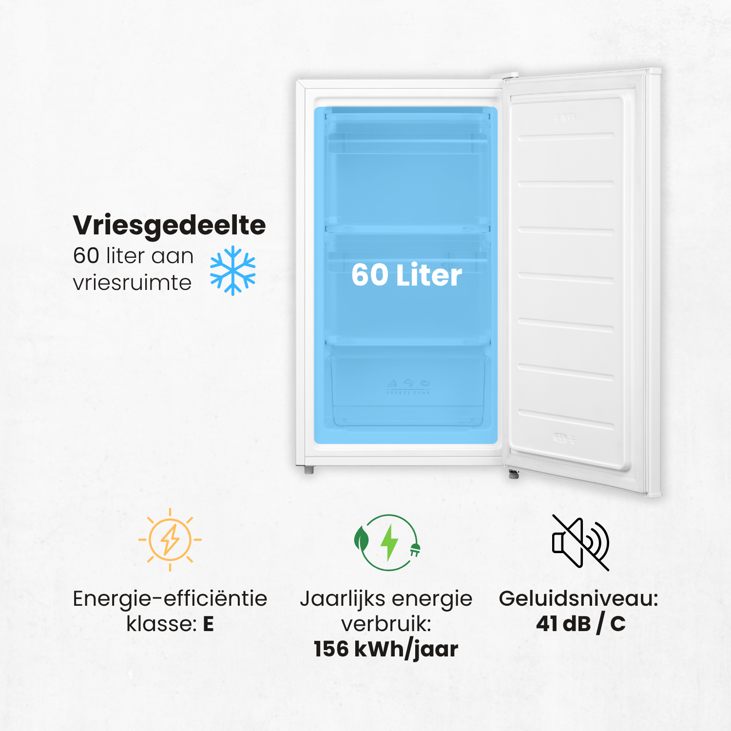 Een witte vriezer met open deur toont blauwe binnenplanken. Tekst bevat energie-efficiëntie, jaarlijks energieverbruik en geluidsniveau.
