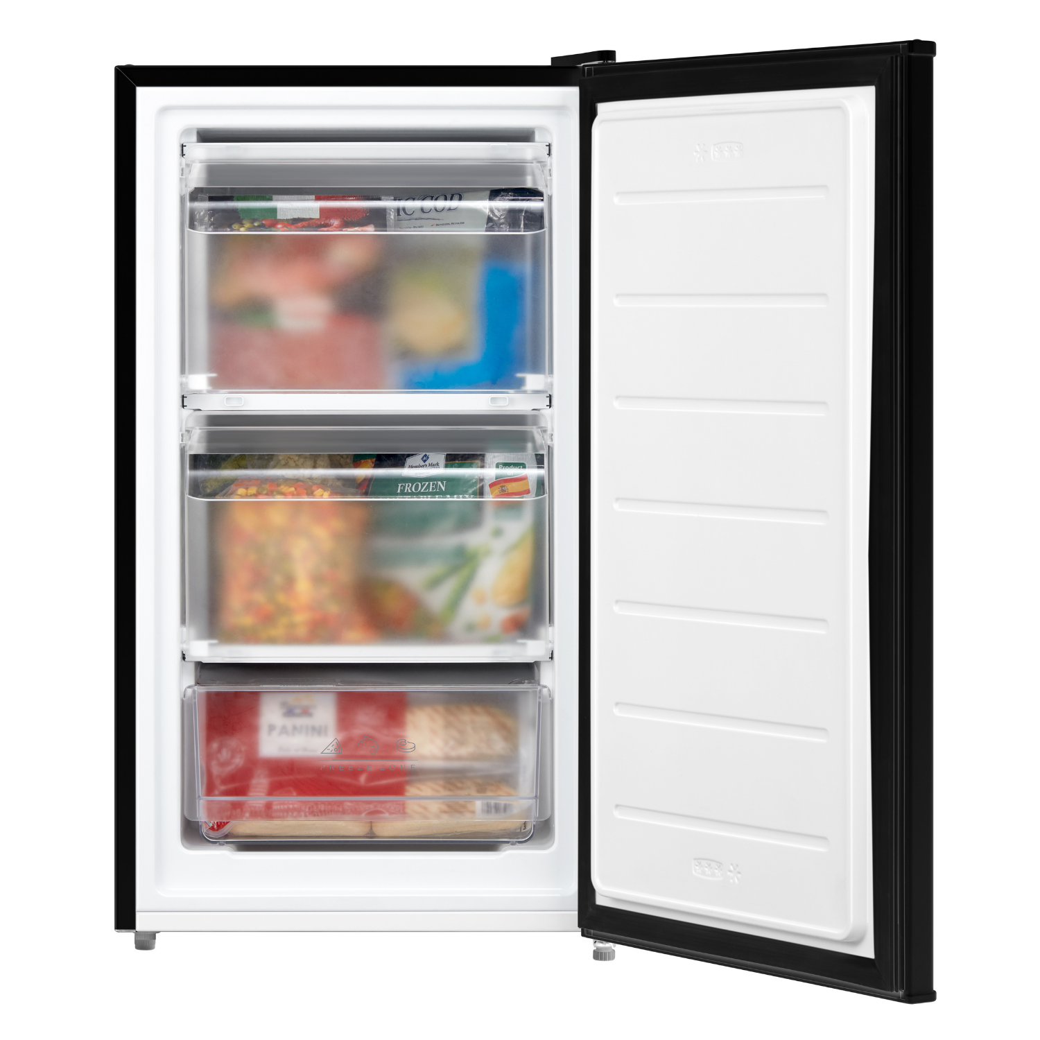 Een open zwarte vriezer met drie transparante laden gevuld met diepvriesproducten, en de binnenkant van de deur is wit.
