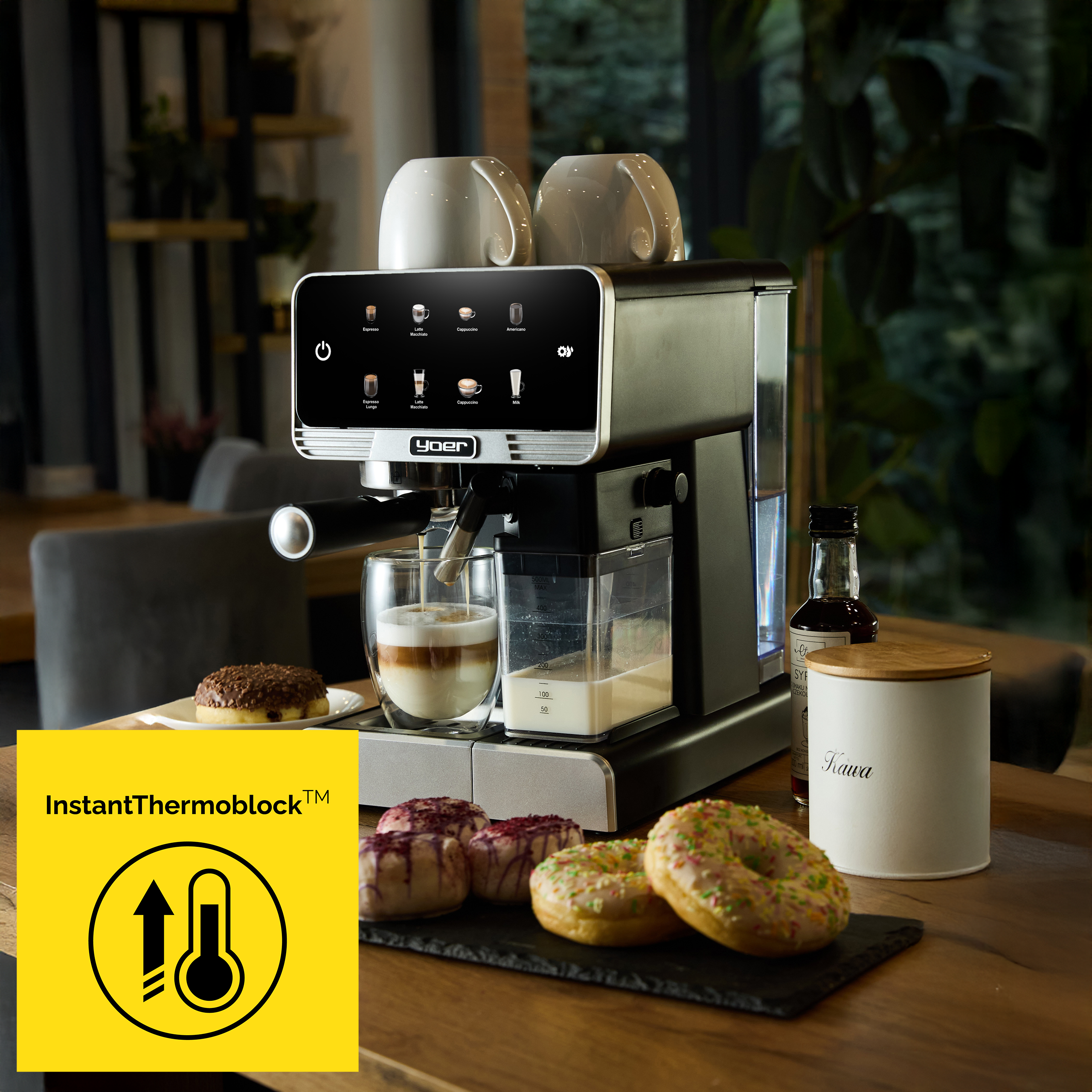 Ekspres do kawy z szklanką latte, pączkami i akcesoriami do kawy na drewnianym stole, z żółtym znakiem Instant Thermoblock.