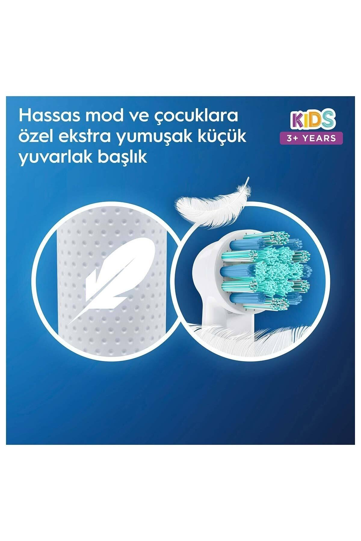 Görselde yumuşak kıllı bir diş fırçası başlığı görülüyor. Metinde 'Kids 3+ years' yazıyor. Beyaz tüy ve arka plan.