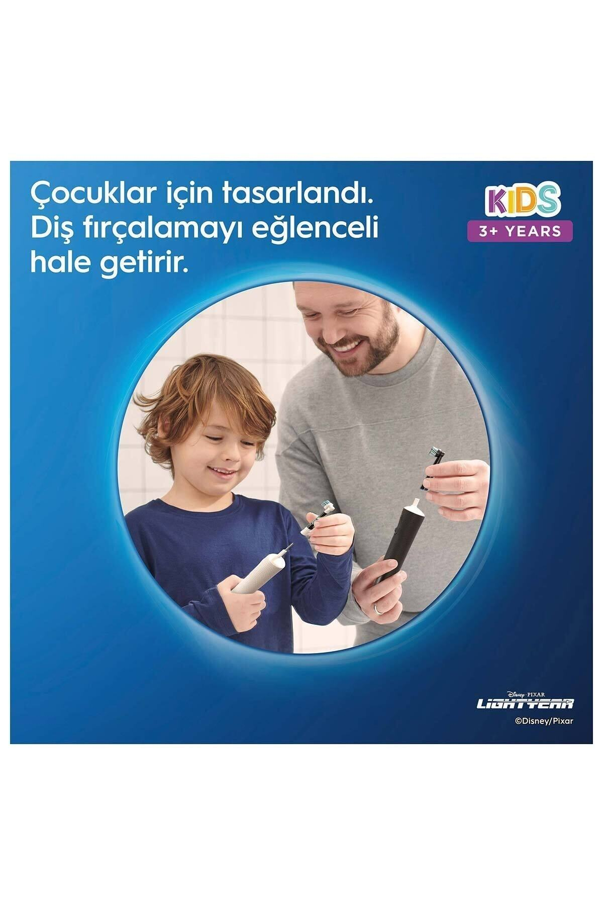 Bir çocuk ve bir adam diş fırçası tutuyor. Çocuk gülümsüyor. Metin şöyle diyor: Çocuklar için tasarlandı. Fırçalamayı eğlenceli hale getirir.