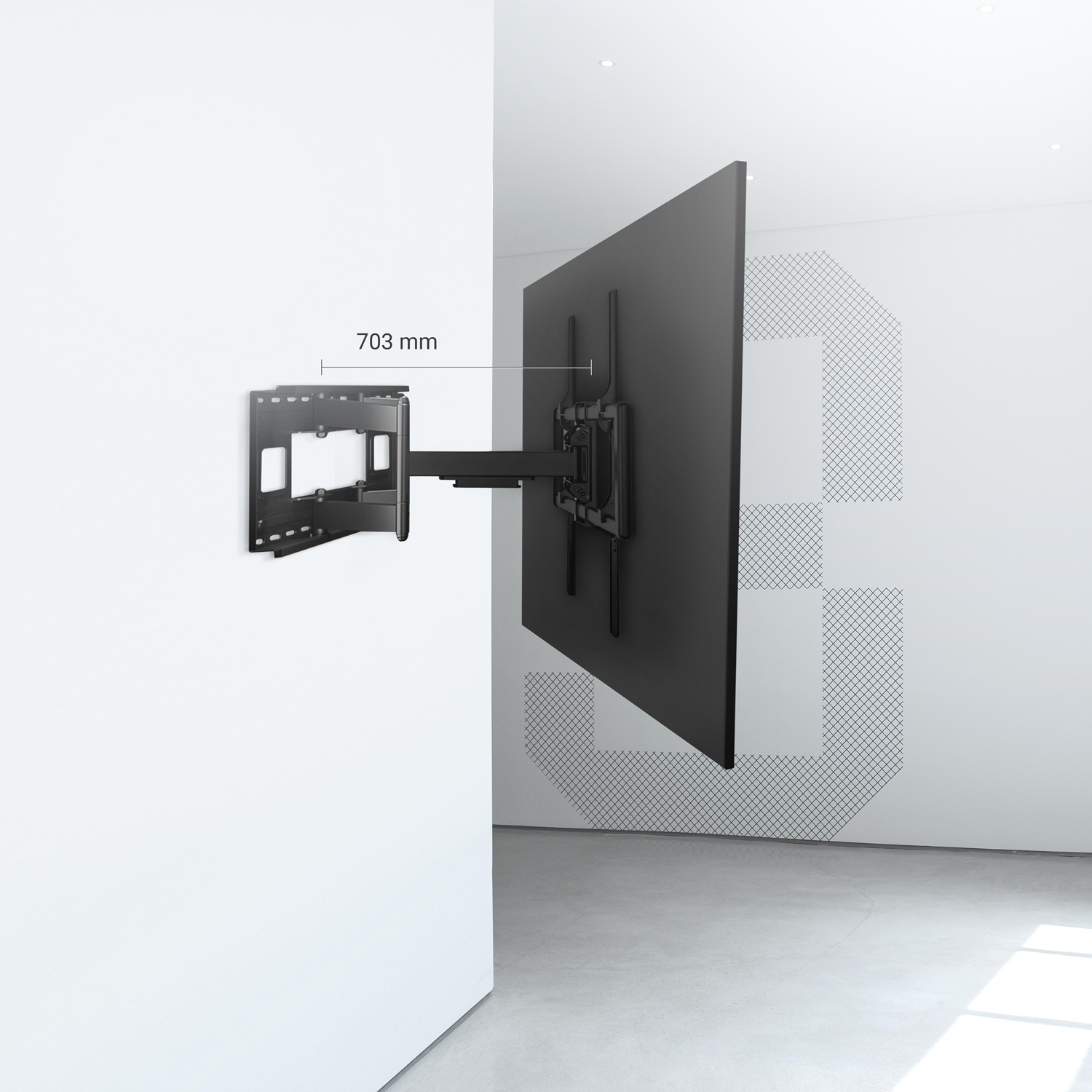 Un televisor negro montado en una pared blanca con un soporte negro. Se indica una medida de 703 mm. El suelo es gris.