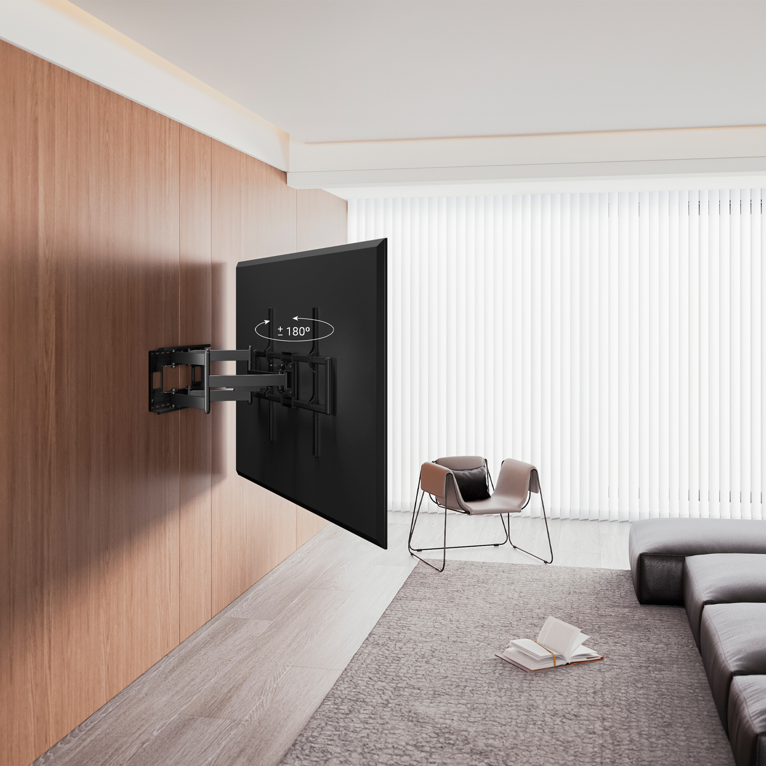 Un televisor negro está montado en una pared de madera. Una silla moderna y un sofá están en el fondo. Un libro abierto está sobre la alfombra.