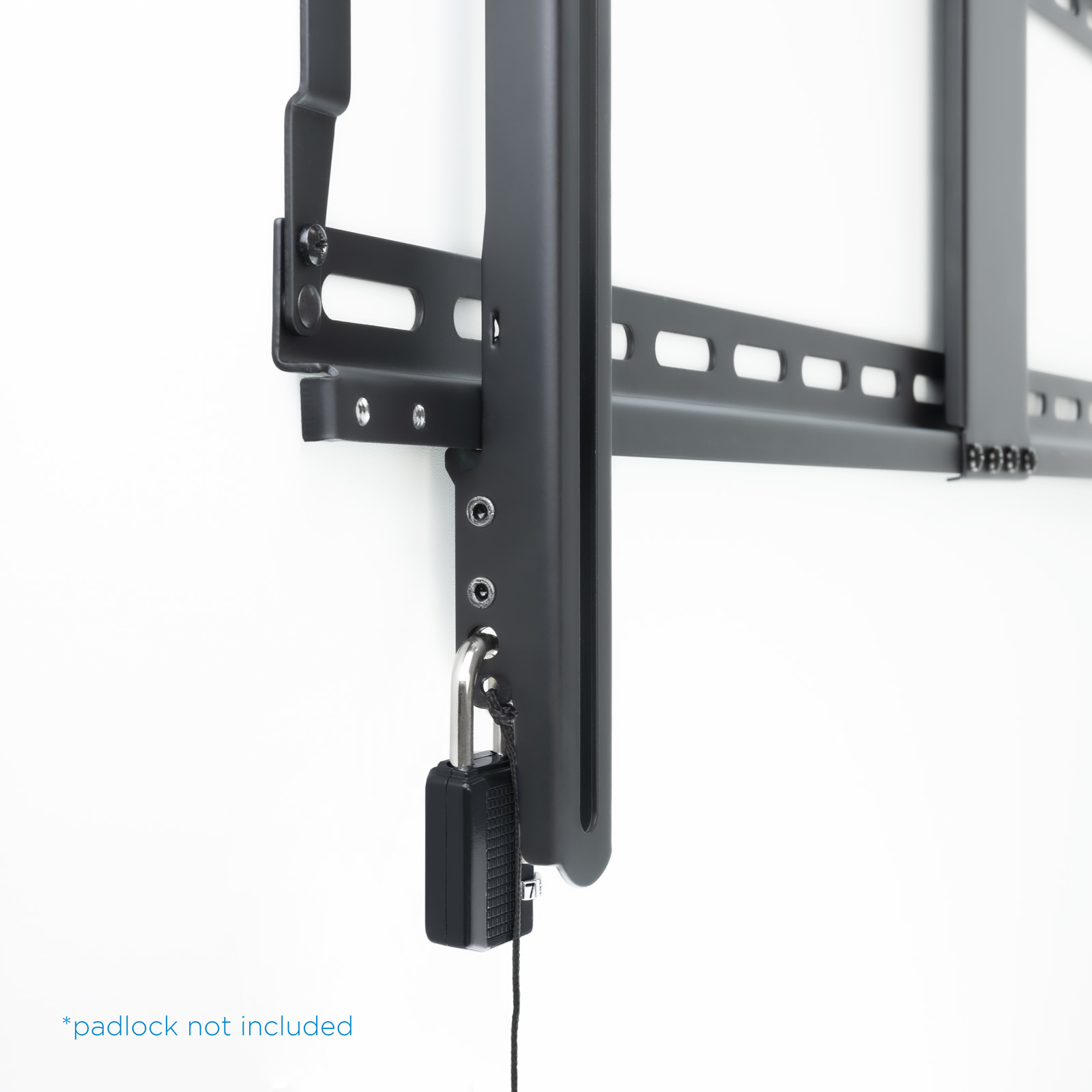 Soporte de TV metálico negro con candado. El soporte está fijado a una pared blanca. El candado es negro.