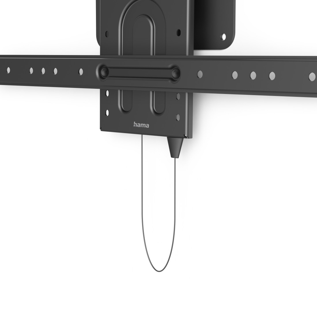 Eine schwarze TV-Wandhalterung. Die Halterung befindet sich an einer weißen Wand. Sie hat einen verstellbaren Arm mit mehreren Löchern. Ein Draht hängt herunter.